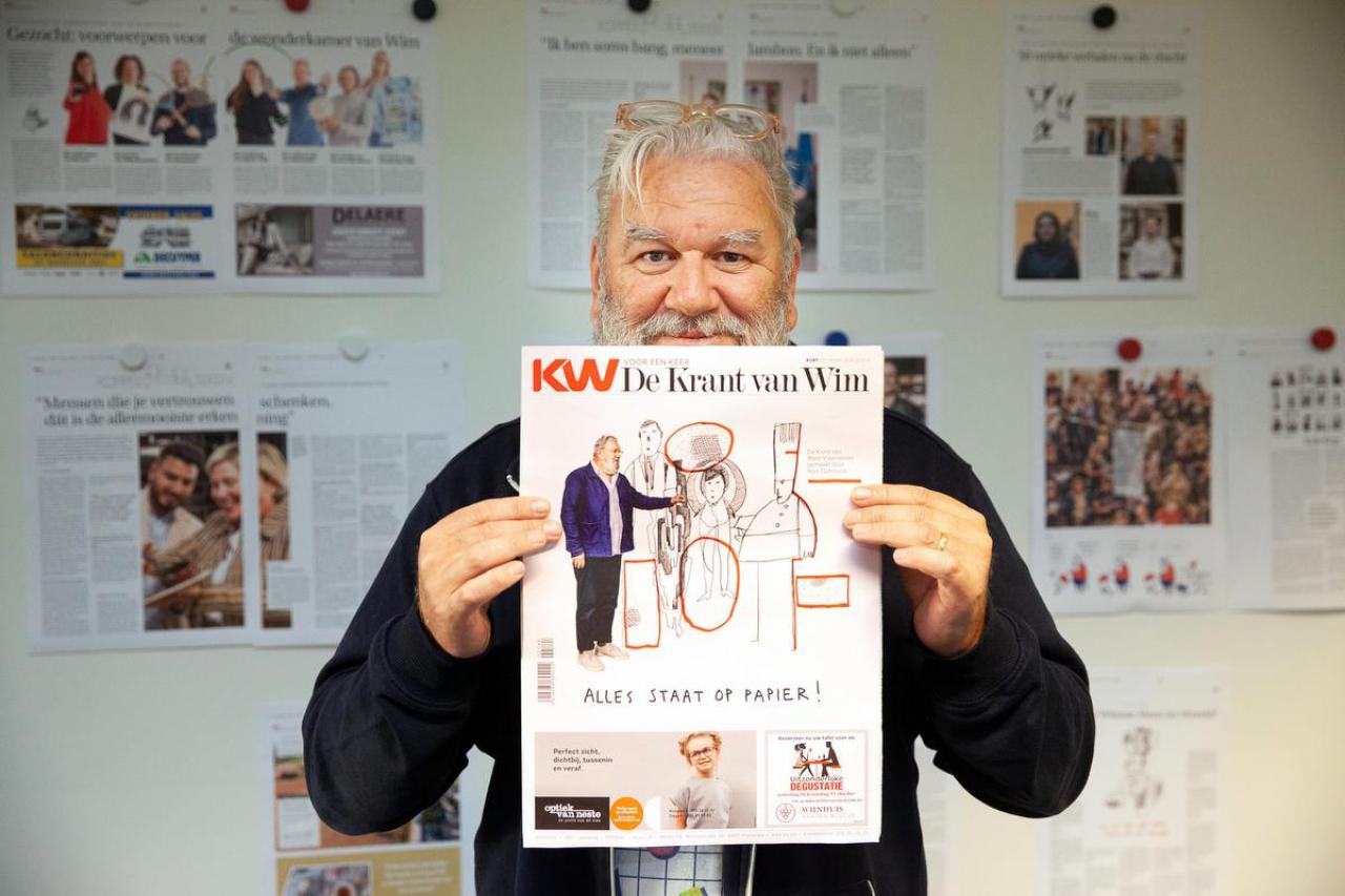 Deadline gehaald. Hoofdredacteur Wim poseert trots met zijn krant. Ontdek De Krant van Wim vanaf vrijdag bij de krantenboer!