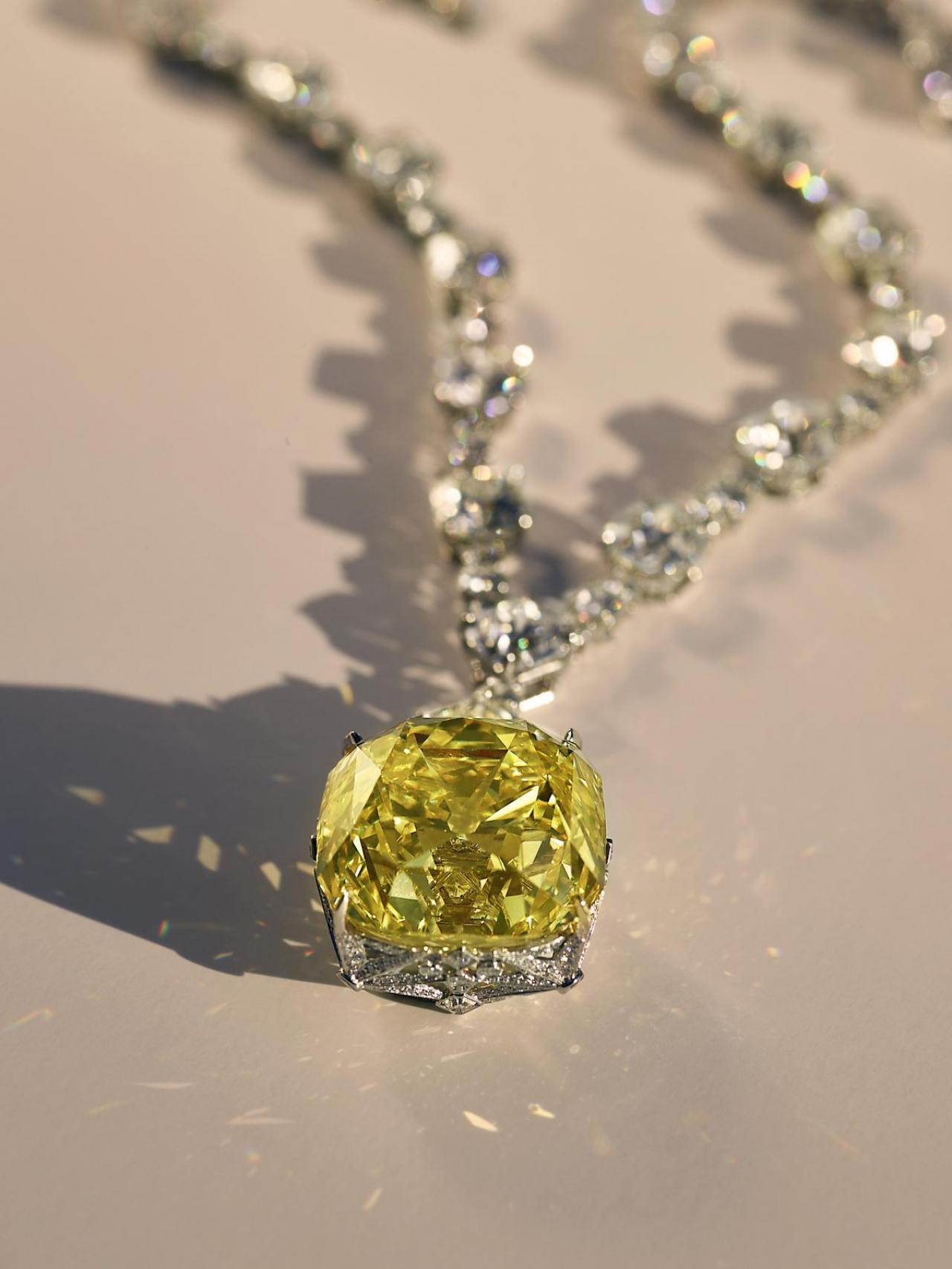 SchitterendDe diamant in dit halssnoer van Tiffany is de grootste gele diamant ter wereld. Prijs op aanvraag.