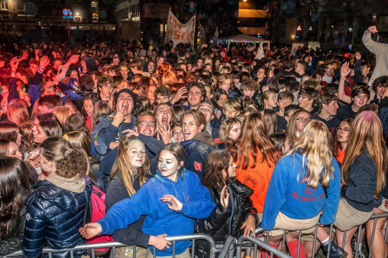 Honderden leden van Roeselaarse jeugdbewegingen genoten van de ochtendfuif op het Polenplein.