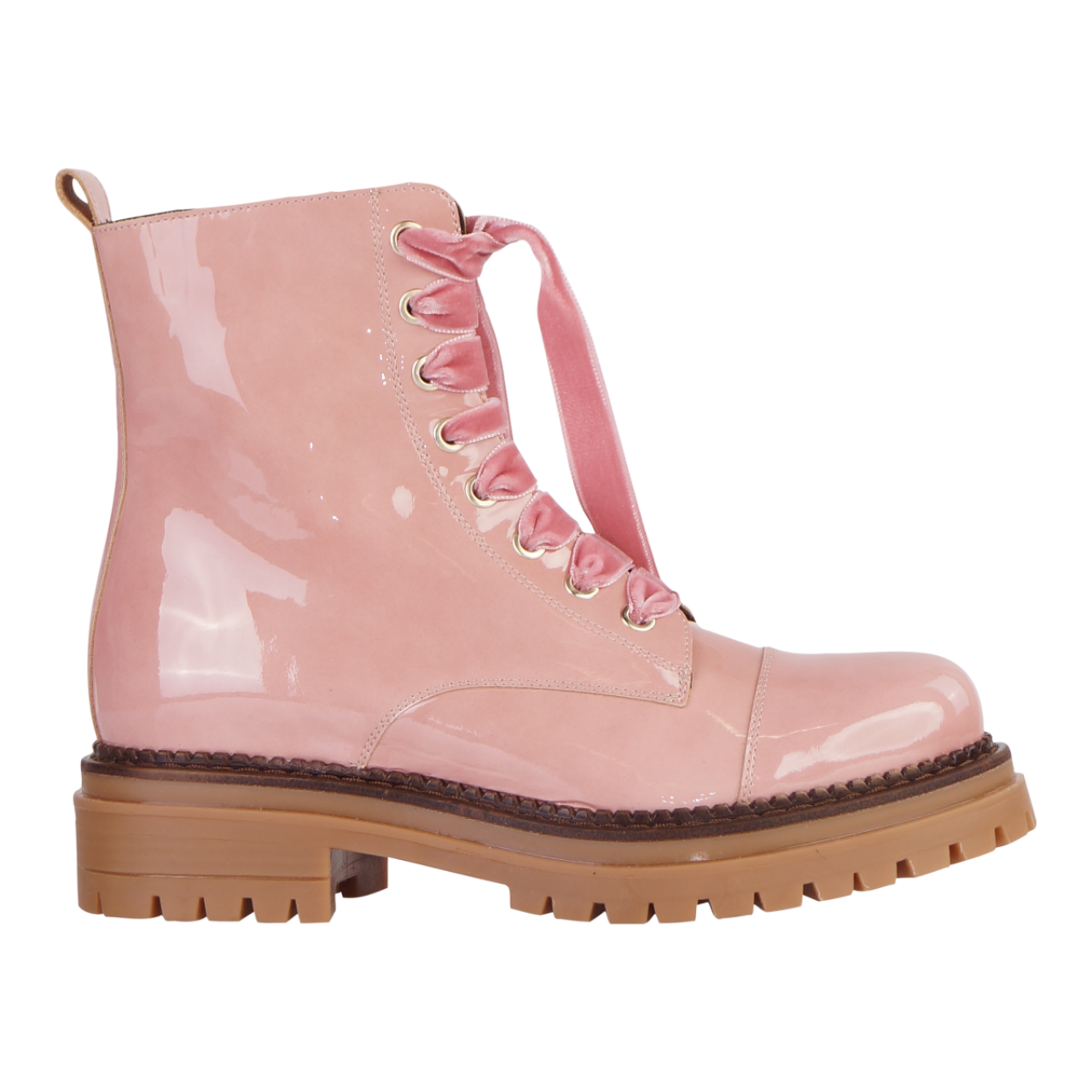 Stoer met een soft kantje: bottines in roze lakleder met fluwelen veters (239,95 euro), van Frida.