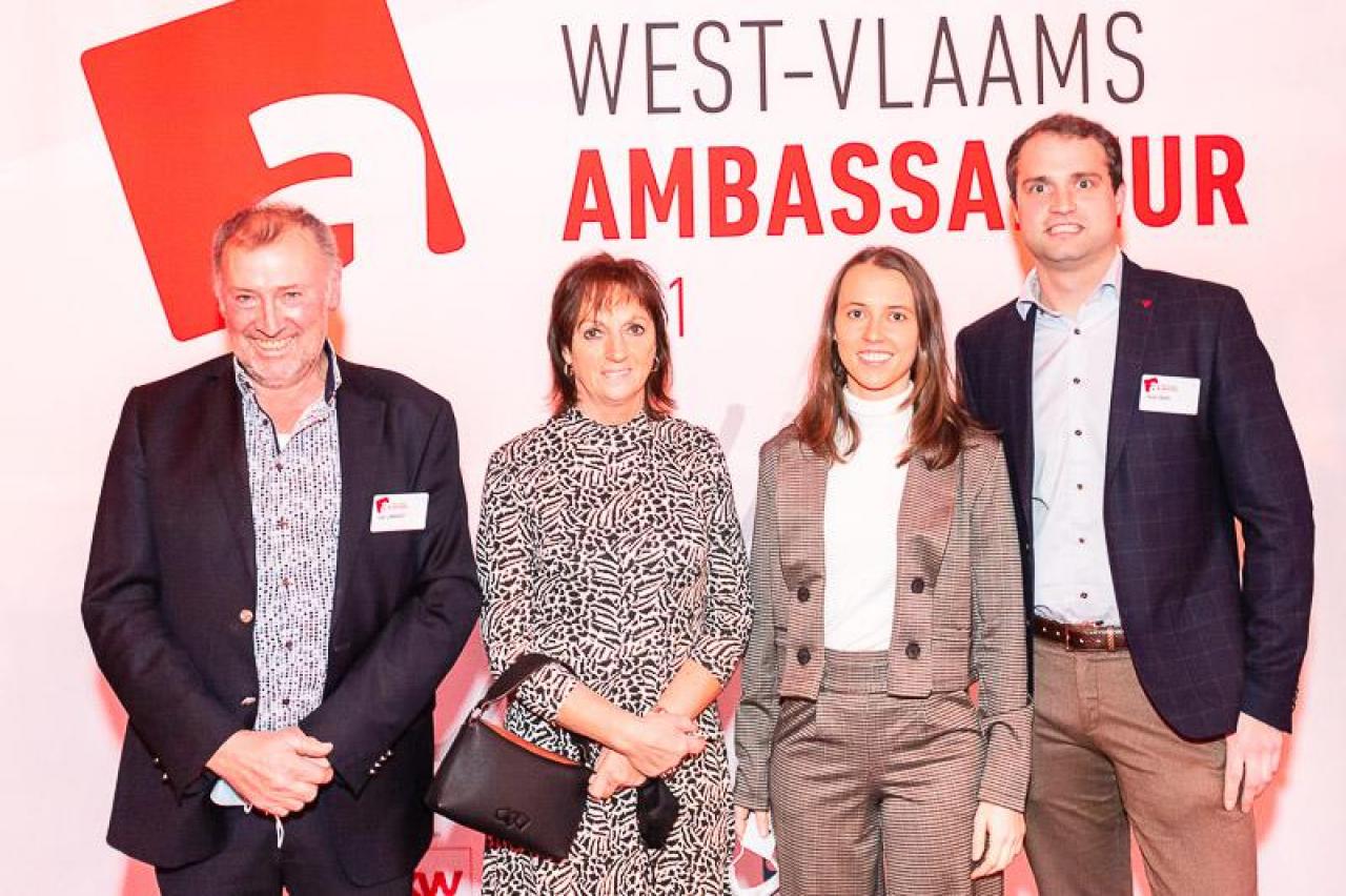 Saghine Lampaert werd samen met Wim Opbrouck West-Vlaams Ambassadeur 2020. Dit jaar is haar broer Yves genomineerd. Hun ouders zijn ook van de partij vanavond.
