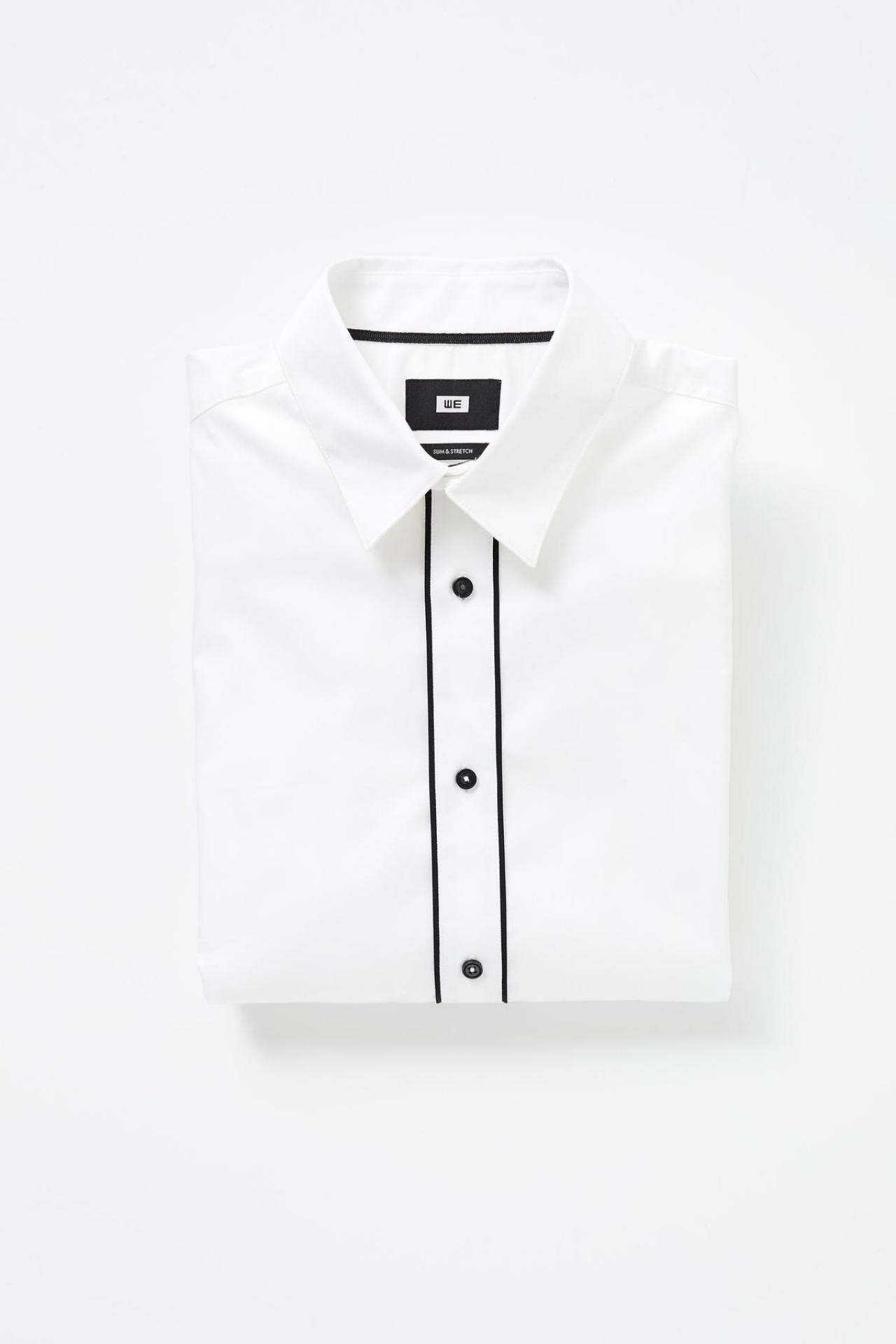 Basic met een twistFeestelijk hemd in wit met zwarte details (40 euro), van WE Fashion.
