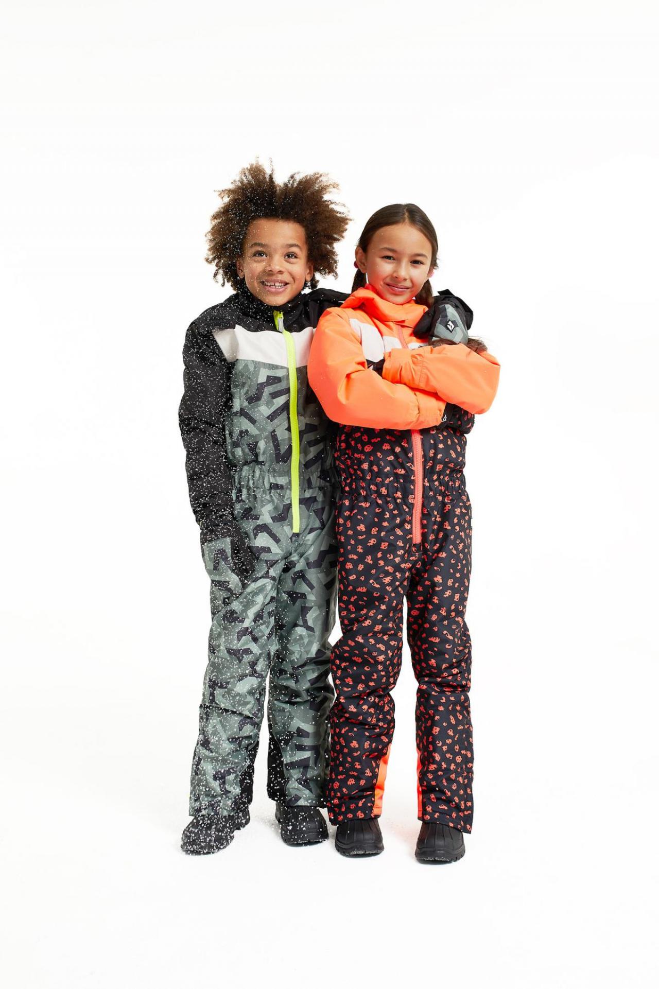 Betaalbare skioutfits voor kids, van maat 92 tot maat 176. De prijzen variëren van 12 euro voor een nekwarmer tot 90 euro voor een skipak, van We Fashion.