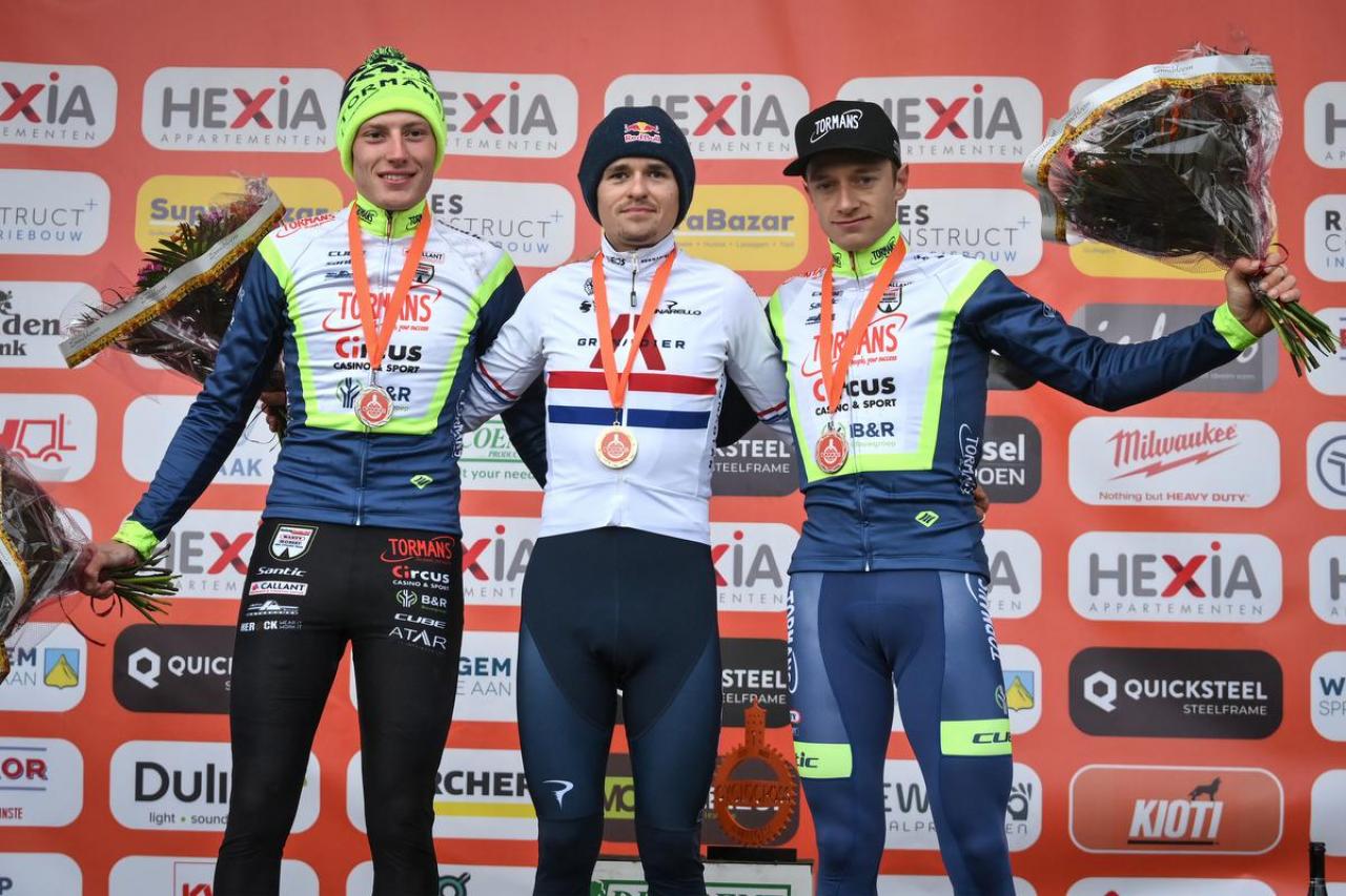 Joran Wyseure, Thomas Pidcock en Quinten Hermans op het podium in Gullegem.