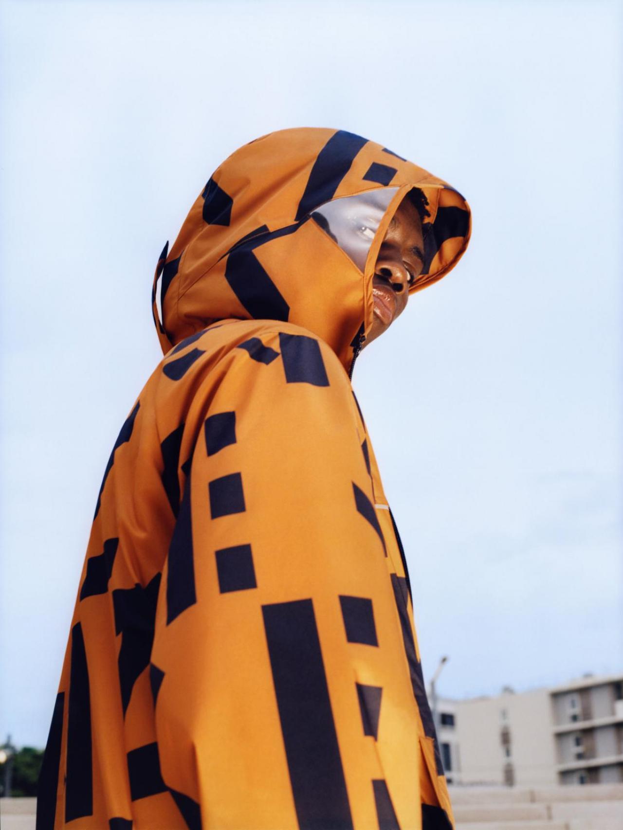 Mode-inzichtBlikvanger met doorkijkje: opvallende jas van Kenzo.