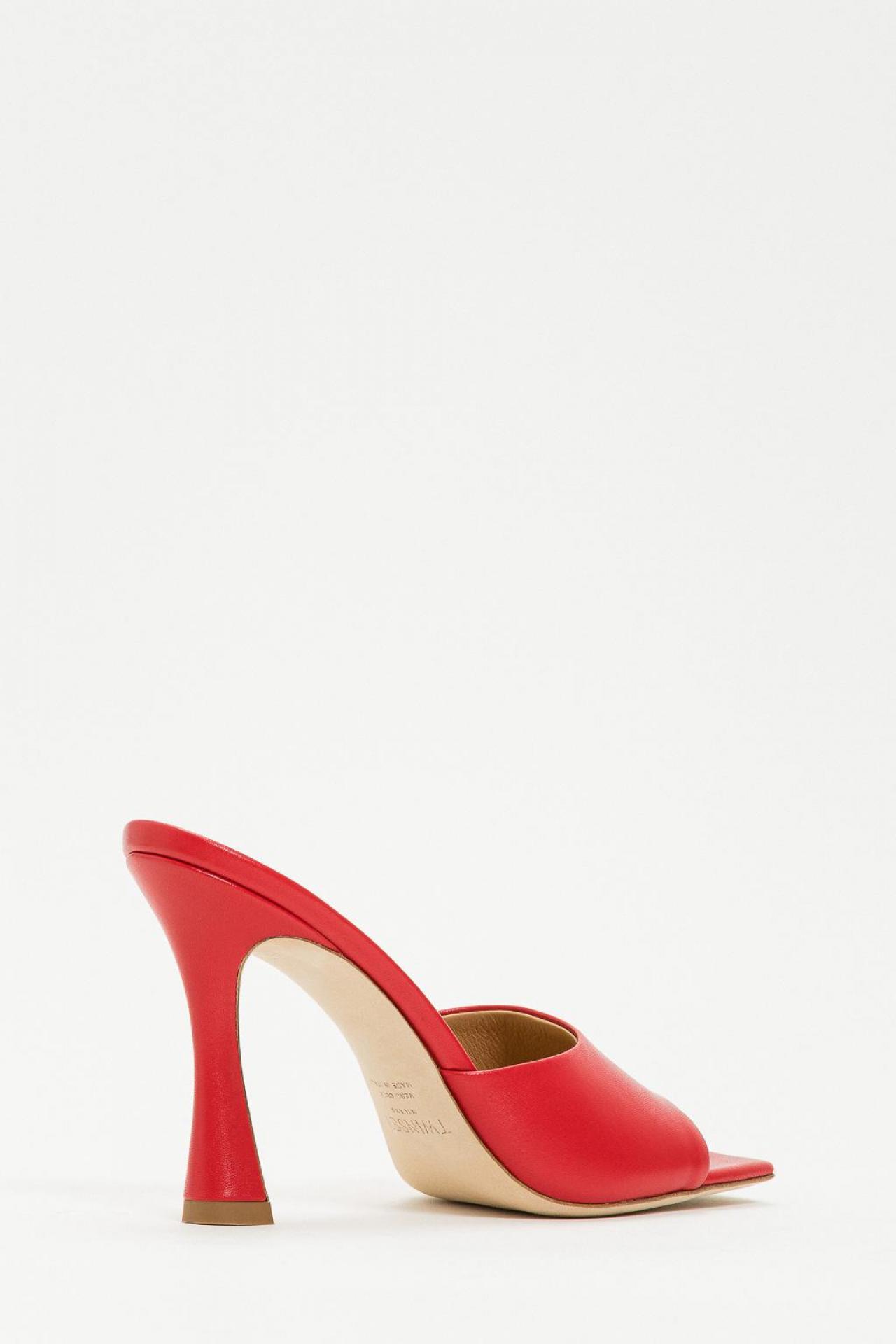 High heelsMet rode schoenen steel je altijd de show: elegante lederen sandaal (247 euro), van Twinset.