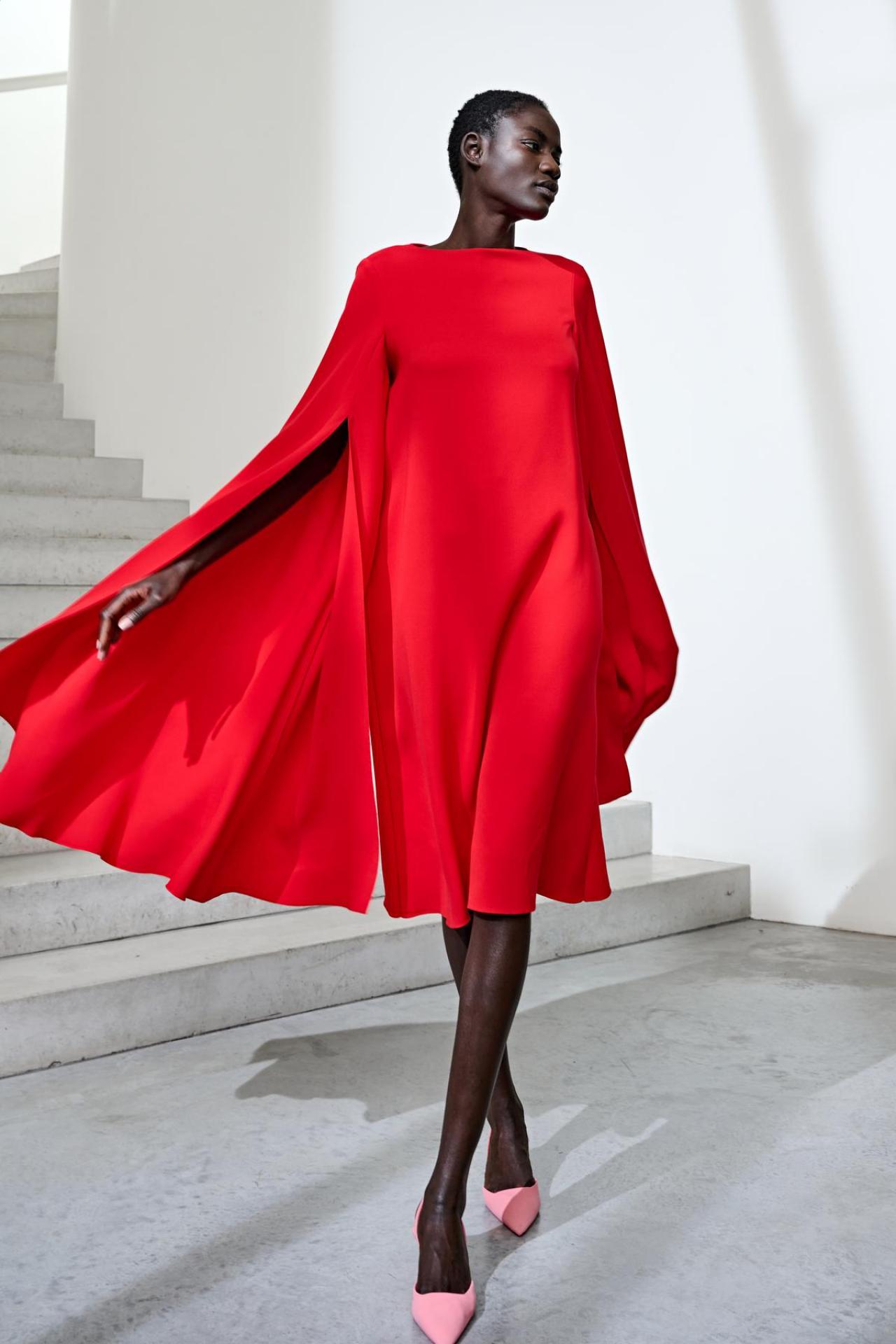 GracieusSoepel vallende jurk in zuiver rood, met opengewerkte lange mouwen, uit de couturecollectie van Natan (prijs op aanvraag).