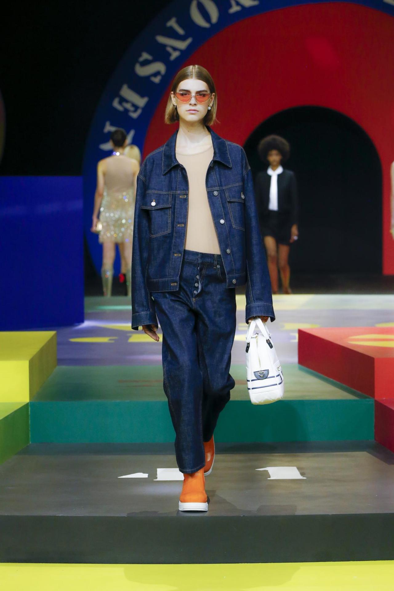 BoyishLekker losjes en nonchalant, maar wel exclusief: denim outfit van Dior (prijs op aanvraag).