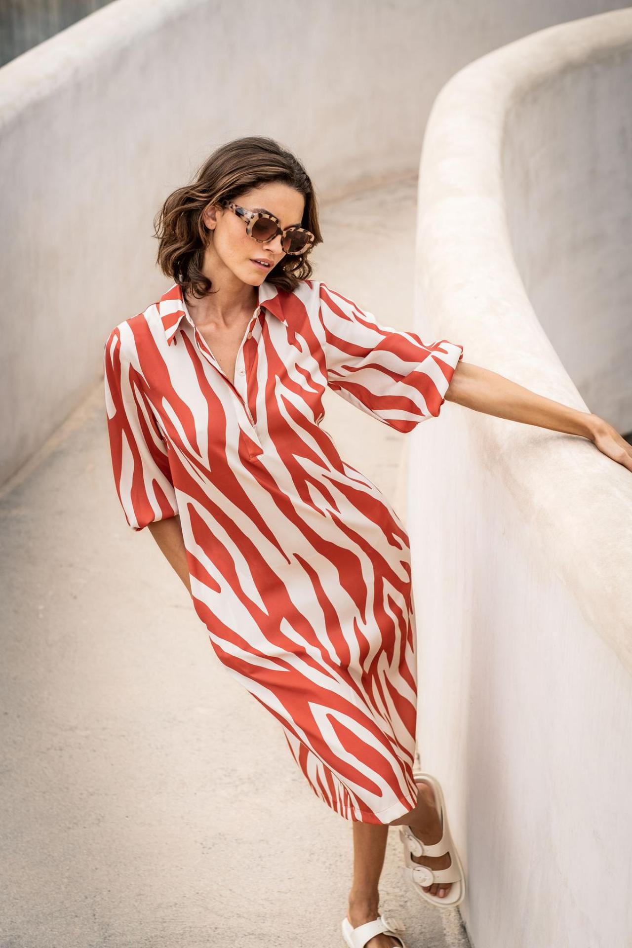 Comfortabele jurk met polosluiting en rood-witte zebrastrepen (159,90 euro), van Terre Bleue.