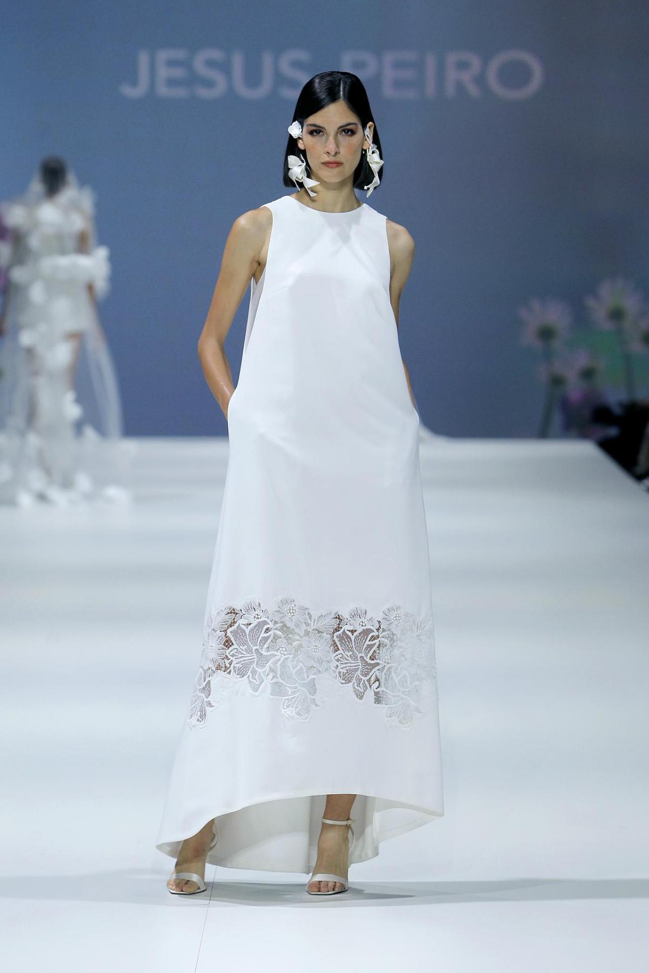 Moderne romantiekEenvoudige, mouwloze jurk met detail in bloemenkant, van Jesus Peiro (prijs op aanvraag).