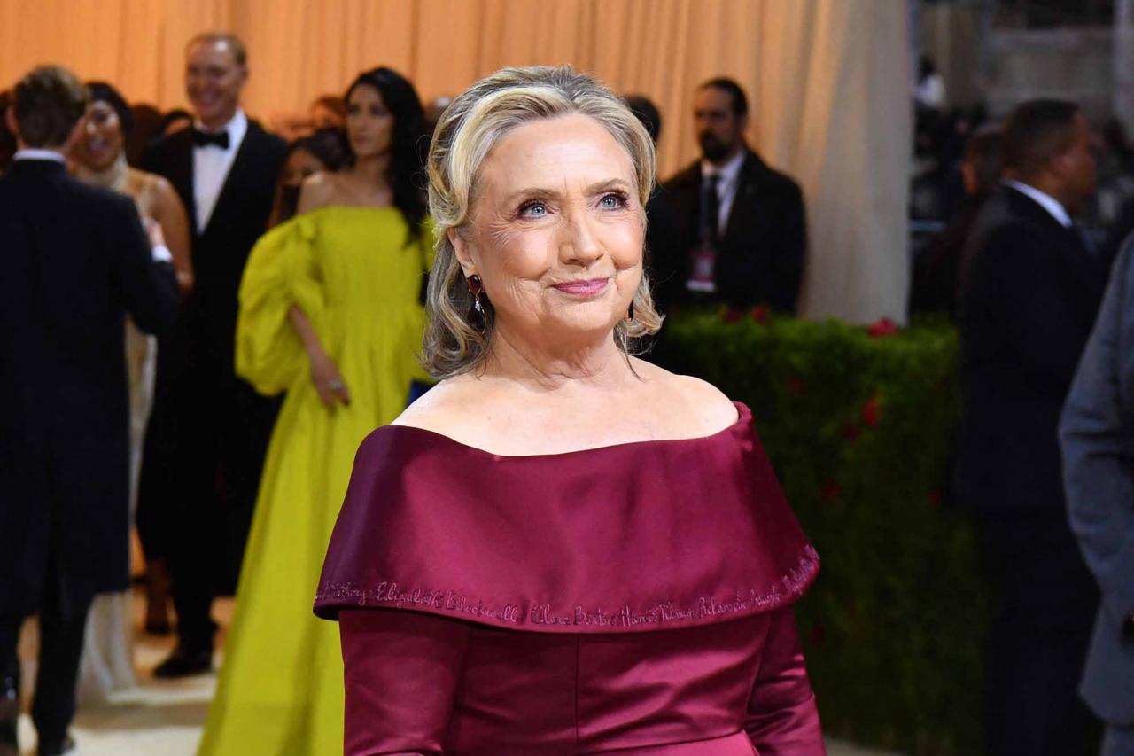 Former US Secretary of States Hillary Clinton arrives for the 2022 Met Gala at the Metropolitan Museum of Art on May 2, 2022, in New York. - The Gala raises money for the Metropolitan Museum of Art's Costume Institute. The Gala's 2022 theme is "In America: An Anthology of Fashion". (Photo by ANGELA  WEISS / AFP)