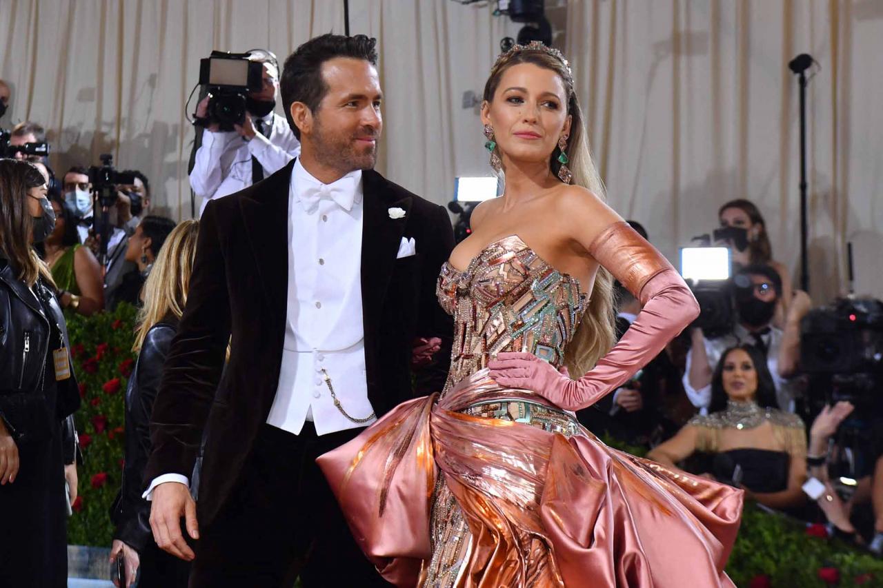 US actress Blake Lively and husband Canadian-US actor Ryan Reynolds arrive for the 2022 Met Gala at the Metropolitan Museum of Art on May 2, 2022, in New York. - The Gala raises money for the Metropolitan Museum of Art's Costume Institute. The Gala's 2022 theme is "In America: An Anthology of Fashion". (Photo by ANGELA  WEISS / AFP)