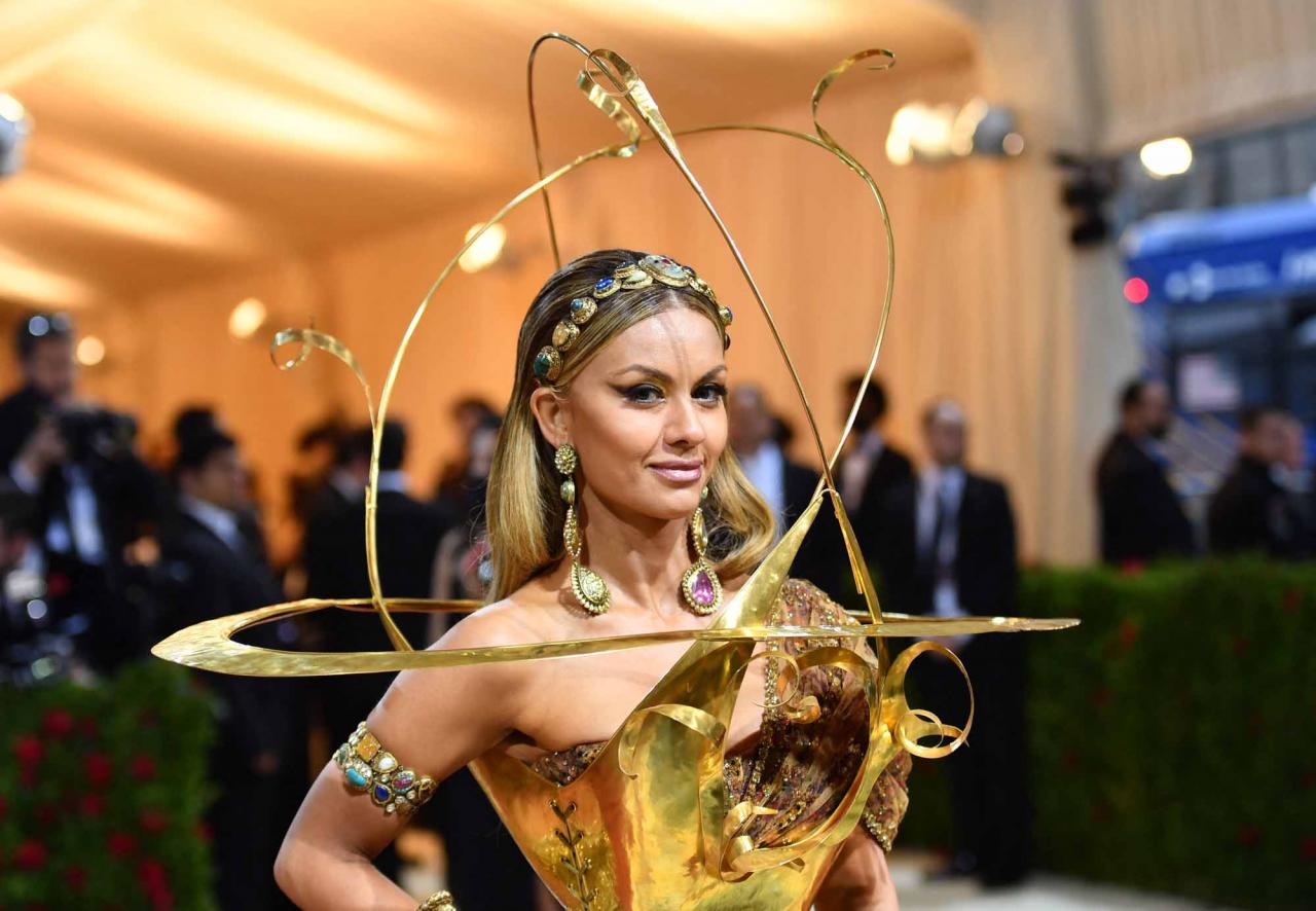 Businesswoman Natasha Poonawalla arrives for the 2022 Met Gala at the Metropolitan Museum of Art on May 2, 2022, in New York. - The Gala raises money for the Metropolitan Museum of Art's Costume Institute. The Gala's 2022 theme is "In America: An Anthology of Fashion". (Photo by ANGELA WEISS / AFP)