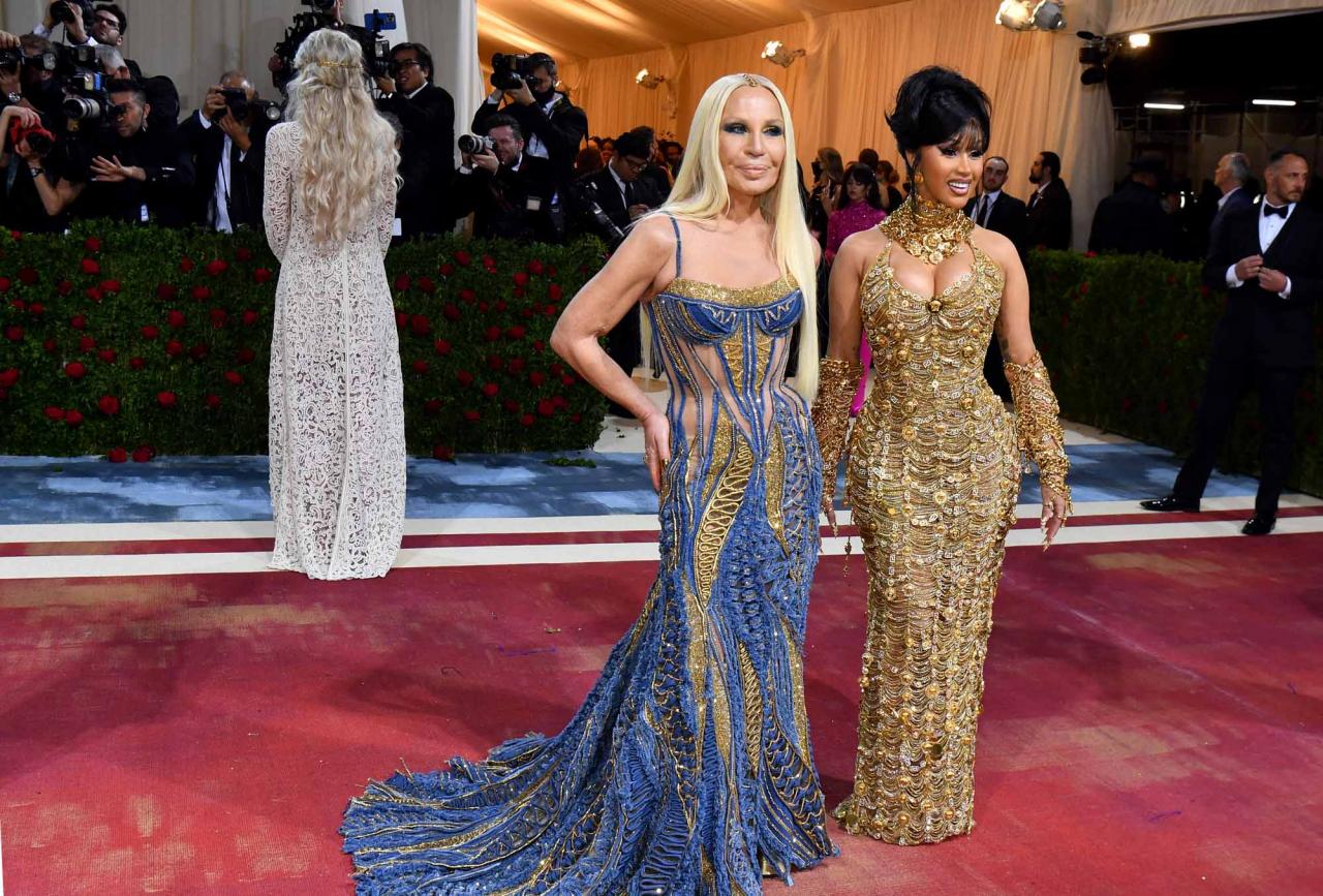 US rapper Cardi B (R) and Italian fashion designer Donatella Versace (L) arrive for the 2022 Met Gala at the Metropolitan Museum of Art on May 2, 2022, in New York. - The Gala raises money for the Metropolitan Museum of Art's Costume Institute. The Gala's 2022 theme is "In America: An Anthology of Fashion". (Photo by ANGELA  WEISS / AFP)