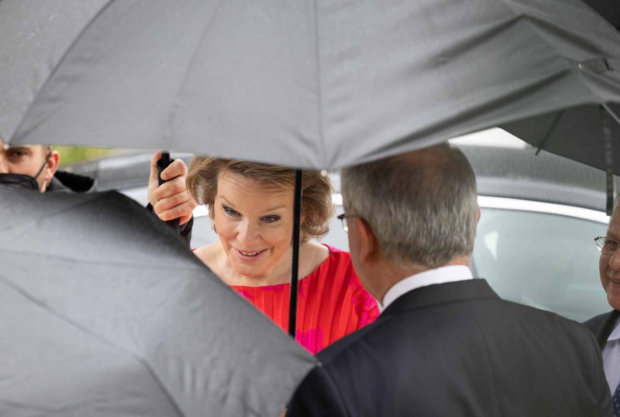 Queen Mathilde of Belgium greets the public as she is protected with umbrellas when arriving for a state dinner with president Sakellaropoulou on the first day of a three days state visit of the Belgian royal couple to Greece, Monday 02 May 2022, in Athens. BELGA PHOTO BENOIT DOPPAGNE