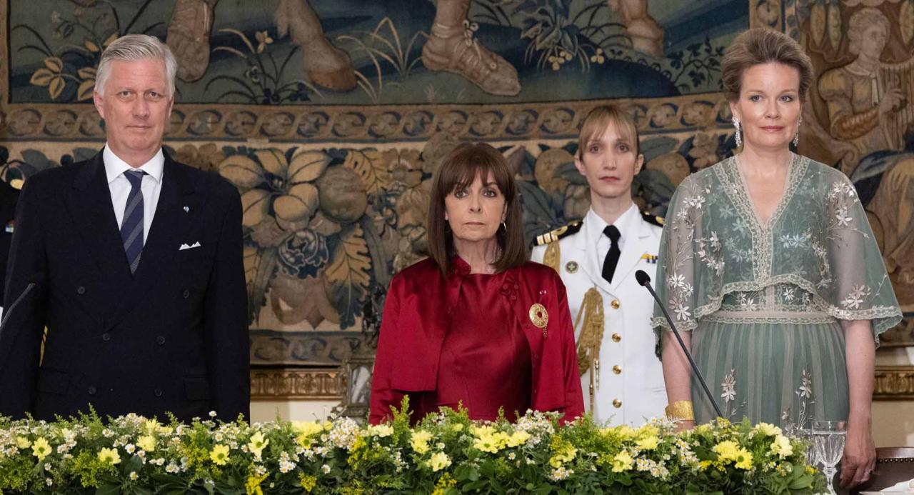 King Philippe - Filip of Belgium, President of Greece Katerina Sakellaropoulou and Queen Mathilde of Belgium pictured at the start of a state dinner with president Sakellaropoulou on the first day of a three days state visit of the Belgian royal couple to Greece, Monday 02 May 2022, in Athens. BELGA PHOTO BENOIT DOPPAGNE