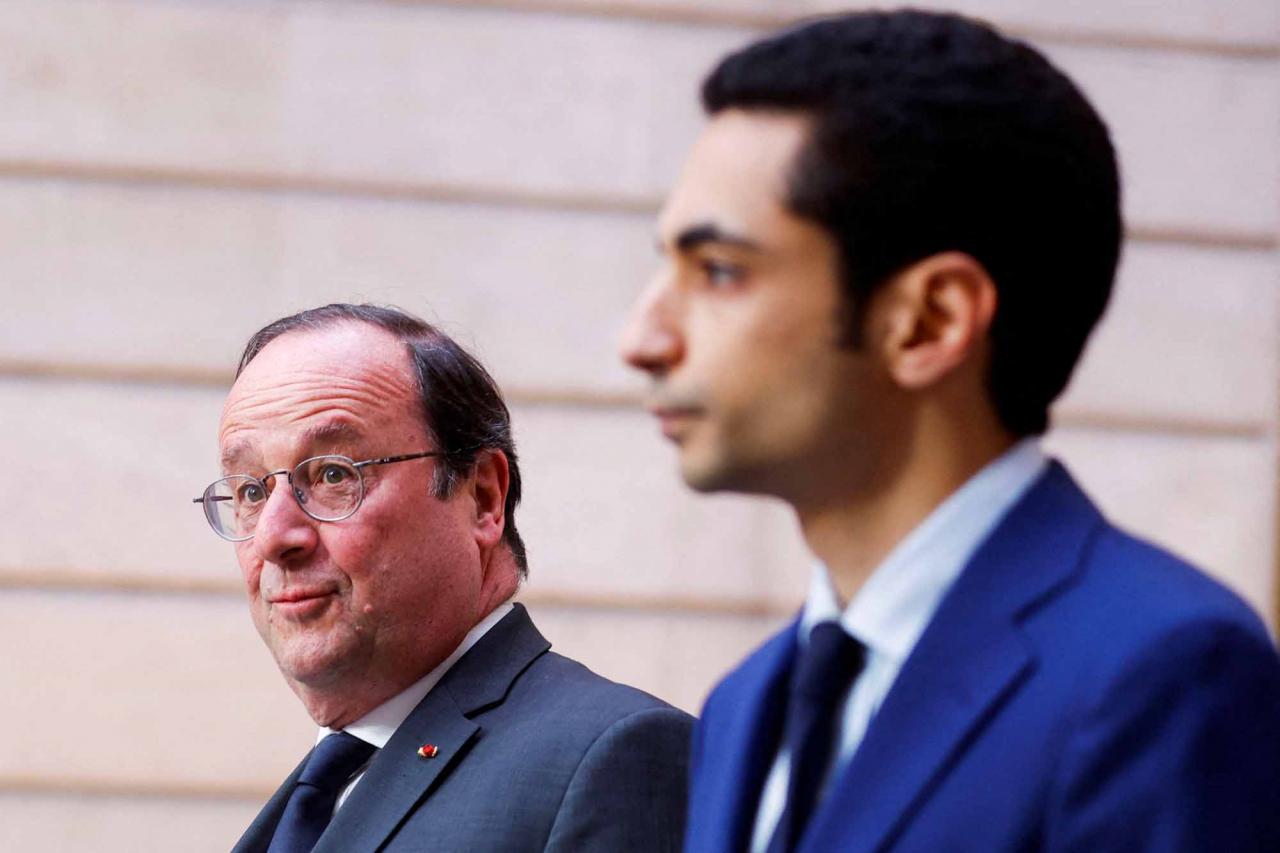 France's former President Francois Hollande arrives at the Elysee presidential palace in Paris on May 7, 2022, to attend the investiture ceremony of Emmanuel Macron as French President, following his re-election last April 24. (Photo by GONZALO FUENTES / POOL / AFP)