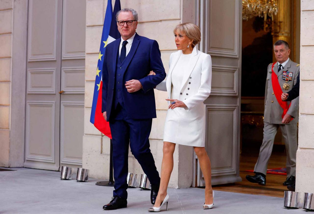 President of the French national assembly Richard Ferrand (L) and French President's wife Brigitte Macron (R) arrive at the Elysee presidential palace in Paris on May 7, 2022, to attend the investiture ceremony of Emmanuel Macron as French President, following his re-election last April 24. (Photo by GONZALO FUENTES / POOL / AFP)