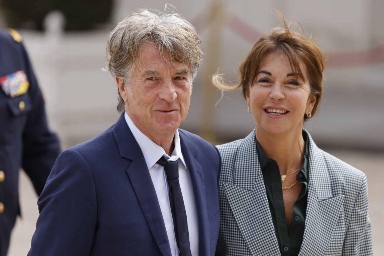 French actor Francois Cluzet (L) and his wife Narjiss Cluzet (R) arrive at the Elysee presidential palace in Paris on May 7, 2022, to attend the investiture ceremony of Emmanuel Macron as French President, following his re-election last April 24. (Photo by Ludovic MARIN / AFP)