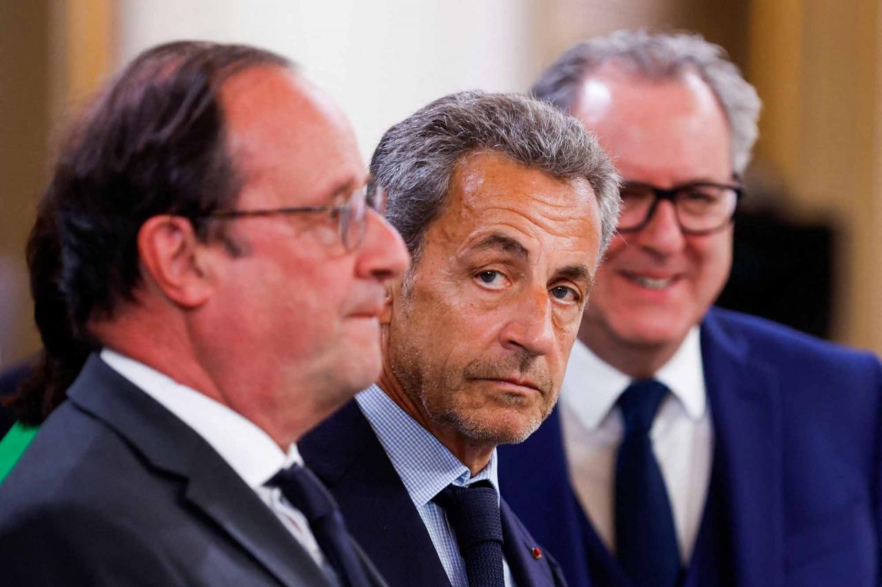 France's former President Nicolas Sarkozy (L) looks on during French President Macron's swearing-in ceremony for a second term as president, at the Elysee Palace in Paris on May 7, 2022. (Photo by GONZALO FUENTES / POOL / AFP)