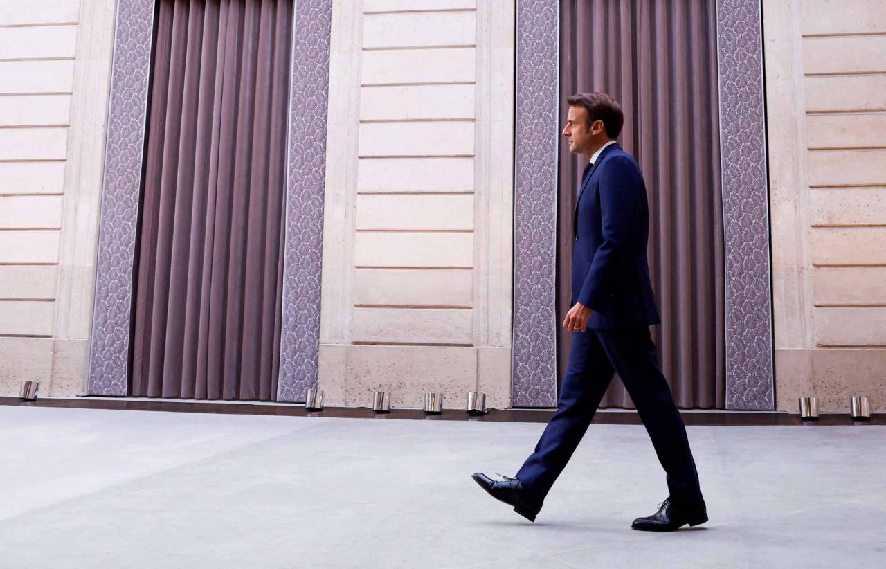 French President Emmanuel Macron arrives at the Elysee presidential palace in Paris on May 7, 2022, to attend his investiture ceremony as French President, following his re-election last April 24. (Photo by GONZALO FUENTES / POOL / AFP)