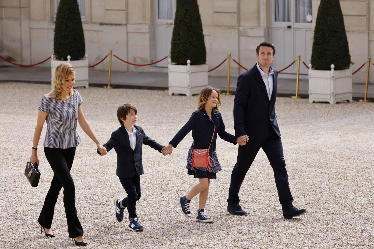 French President's wife daughter Tiphaine Auziere (L) arrives with her family at the Elysee presidential palace in Paris on May 7, 2022, to attend the investiture ceremony of Emmanuel Macron as French President, following his re-election last April 24. (Photo by Ludovic MARIN / AFP)