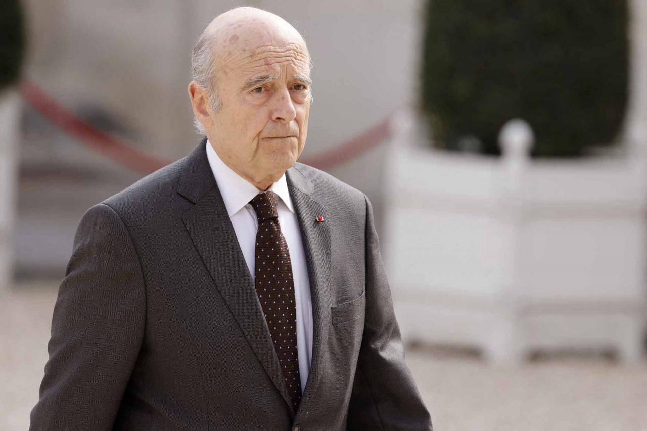 Constitutional Council member Alain Juppe arrives at the Elysee presidential palace in Paris on May 7, 2022, to attend the investiture ceremony of Emmanuel Macron as French President, following his re-election last April 24. (Photo by Ludovic MARIN / AFP)