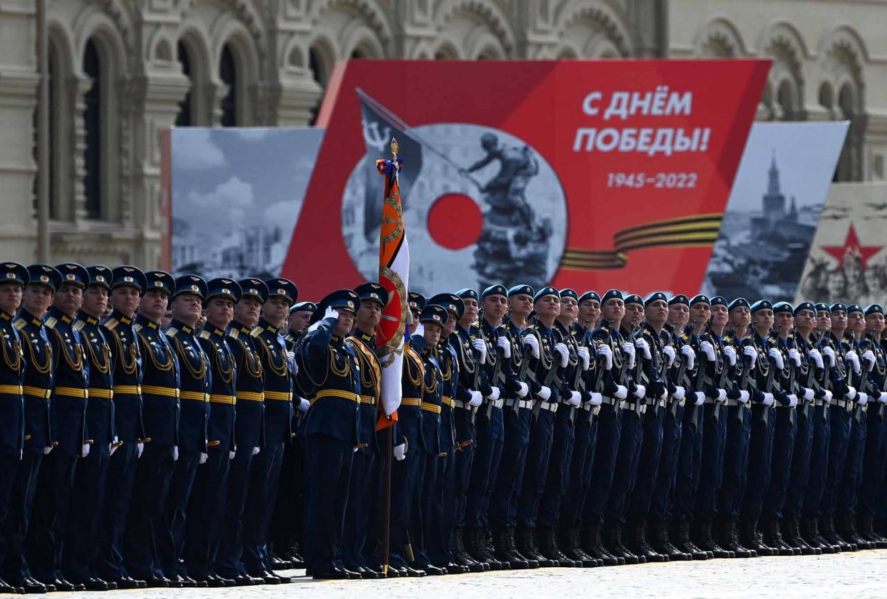 Russian servicemen attend the general rehearsal of the Victory Day military parade at Red Square in central Moscow on May 7, 2022. - Russia will celebrate the 77th anniversary of the 1945 victory over Nazi Germany on May 9. (Photo by Kirill KUDRYAVTSEV / AFP)