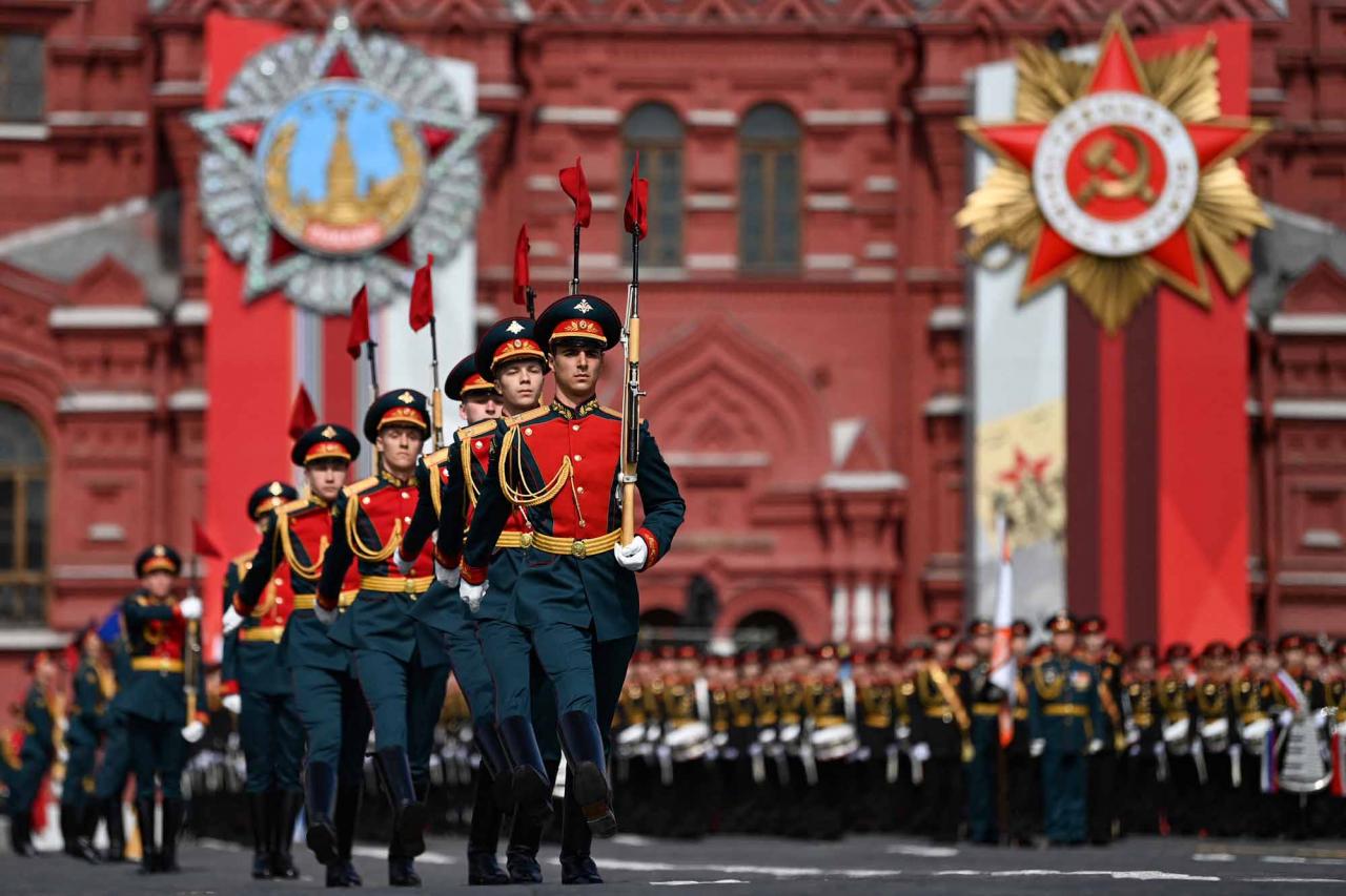 Russian honour guards march on Red Square during the general rehearsal of the Victory Day military parade in central Moscow on May 7, 2022. - Russia will celebrate the 77th anniversary of the 1945 victory over Nazi Germany on May 9. (Photo by Kirill KUDRYAVTSEV / AFP)