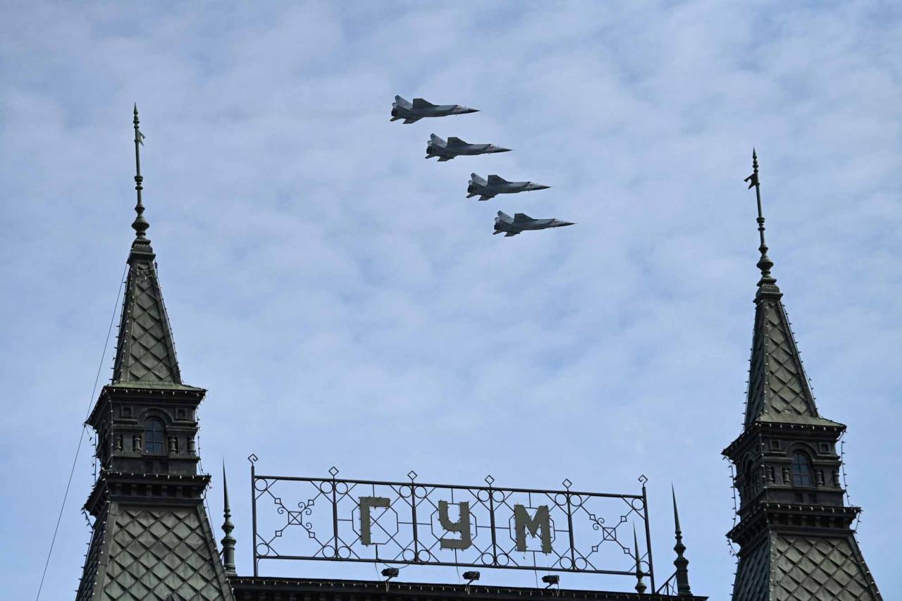 Russian MiG-31BM fighter jets fly over central Moscow during the general rehearsal of the Victory Day military parade on May 7, 2022. - Russia will celebrate the 77th anniversary of the 1945 victory over Nazi Germany on May 9. (Photo by Kirill KUDRYAVTSEV / AFP)