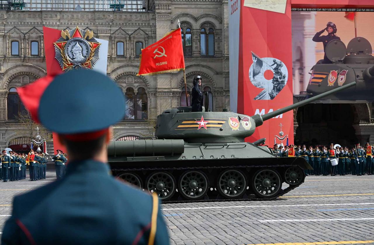A Soviet era T-34 tank parades through Red Square during the general rehearsal of the Victory Day military parade in central Moscow on May 7, 2022. - Russia will celebrate the 77th anniversary of the 1945 victory over Nazi Germany on May 9. (Photo by Kirill KUDRYAVTSEV / AFP)