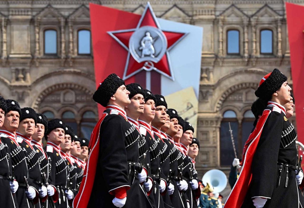 Cossacks march on Red Square during the general rehearsal of the Victory Day military parade in central Moscow on May 7, 2022. - Russia will celebrate the 77th anniversary of the 1945 victory over Nazi Germany on May 9. (Photo by Kirill KUDRYAVTSEV / AFP)