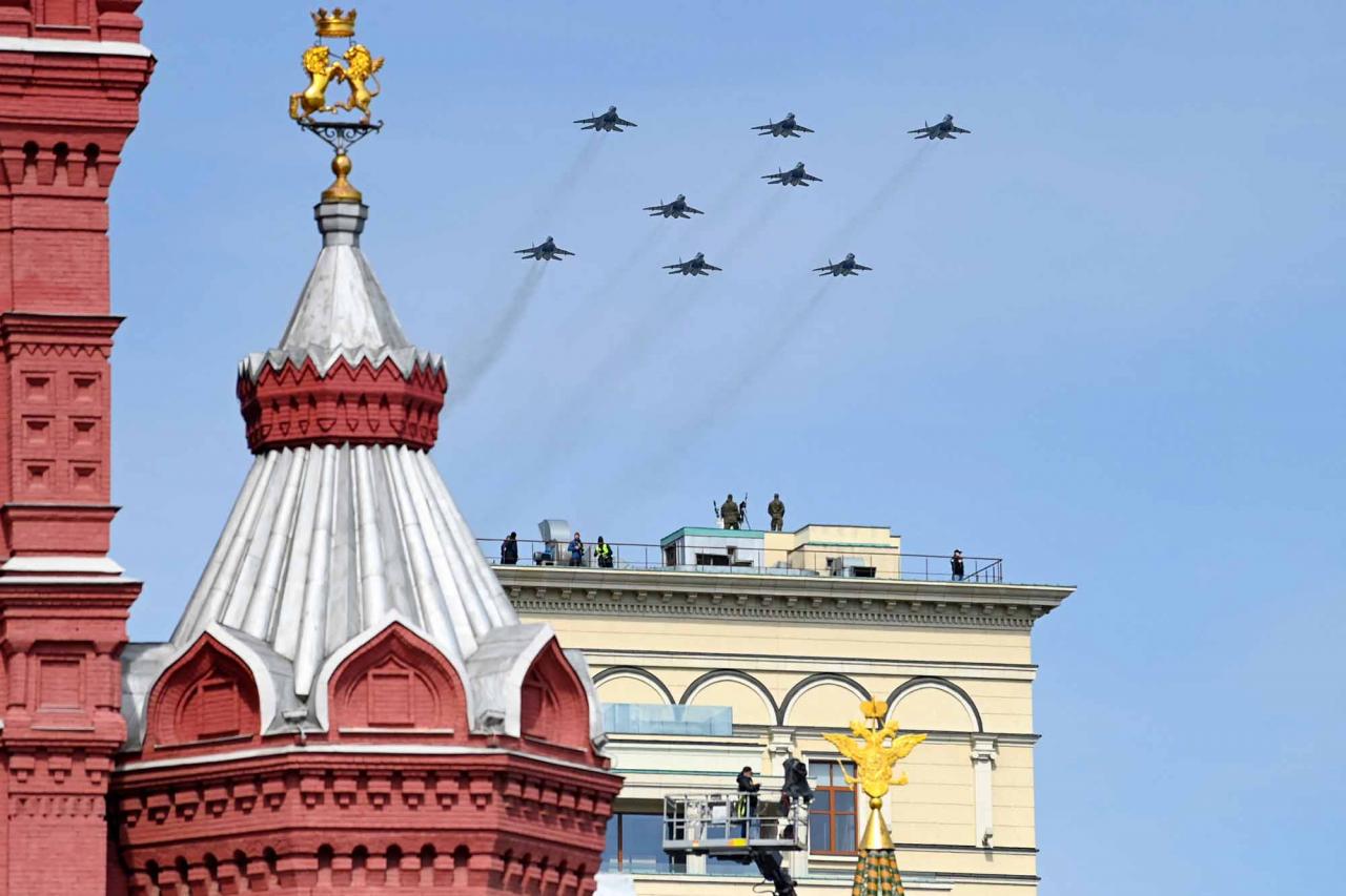 Russian MiG-29SMT jet fighters forming the symbol "Z" in support of Russian military action in Ukraine, fly over central Moscow during the general rehearsal of the Victory Day military parade on May 7, 2022. - Russia will celebrate the 77th anniversary of the 1945 victory over Nazi Germany on May 9. (Photo by Kirill KUDRYAVTSEV / AFP)