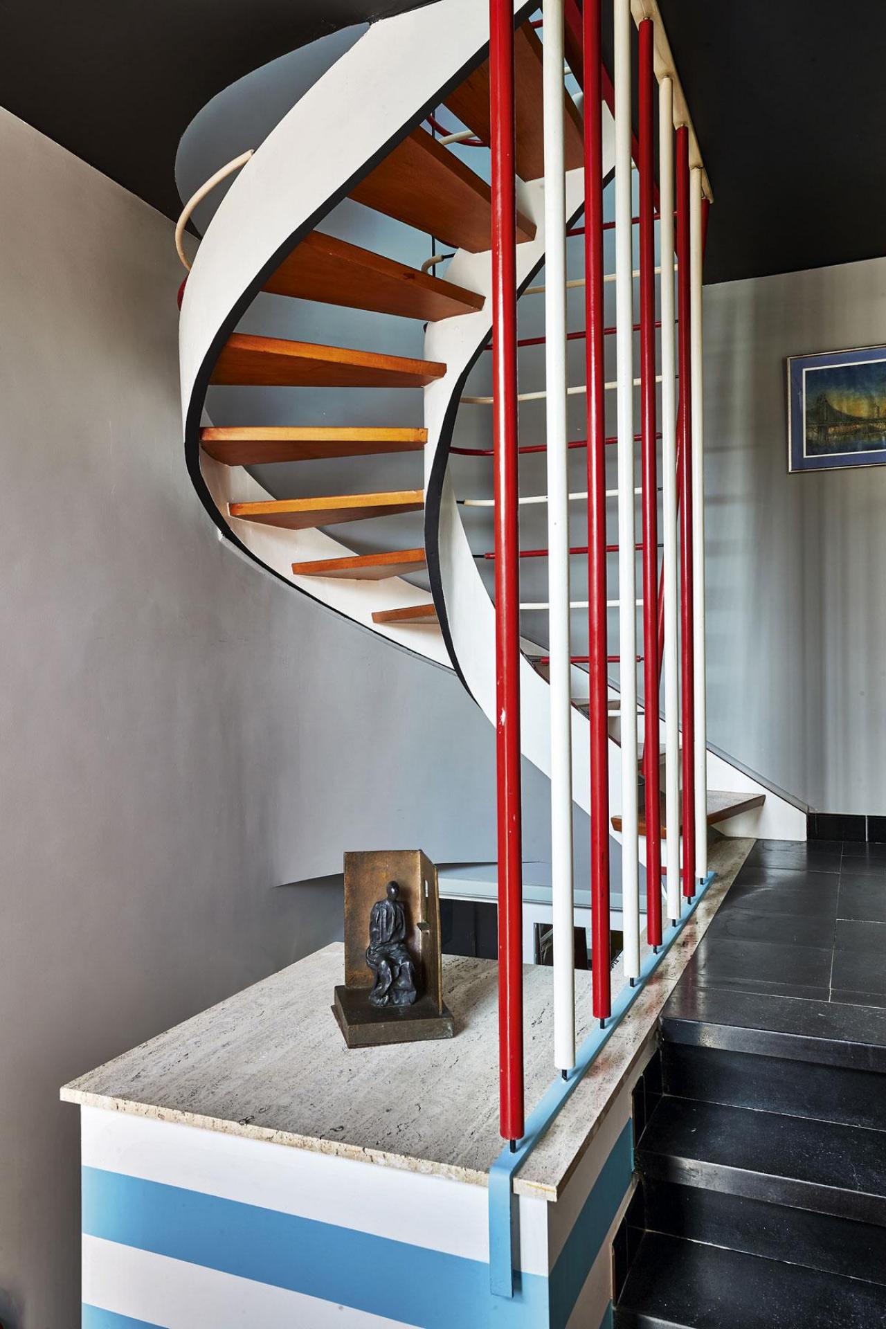En supprimant le vitrage des châssis, Luc Engels a intégré la cuisine au salon. L’escalier en colimaçon ouvert était une marque de fabrique de l’architecte.