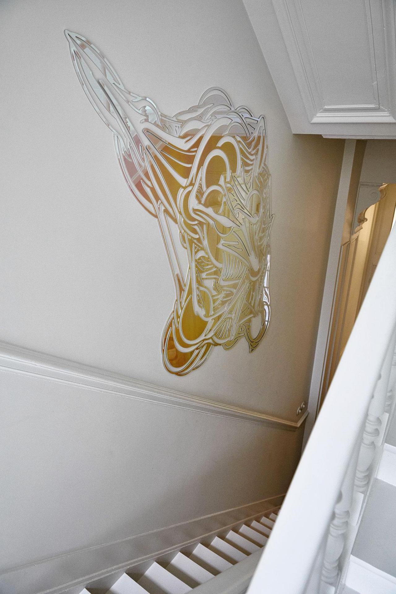 Une œuvre en Plexi de Jean-Luc Moerman, dans la cage d’escalier toute blanche.