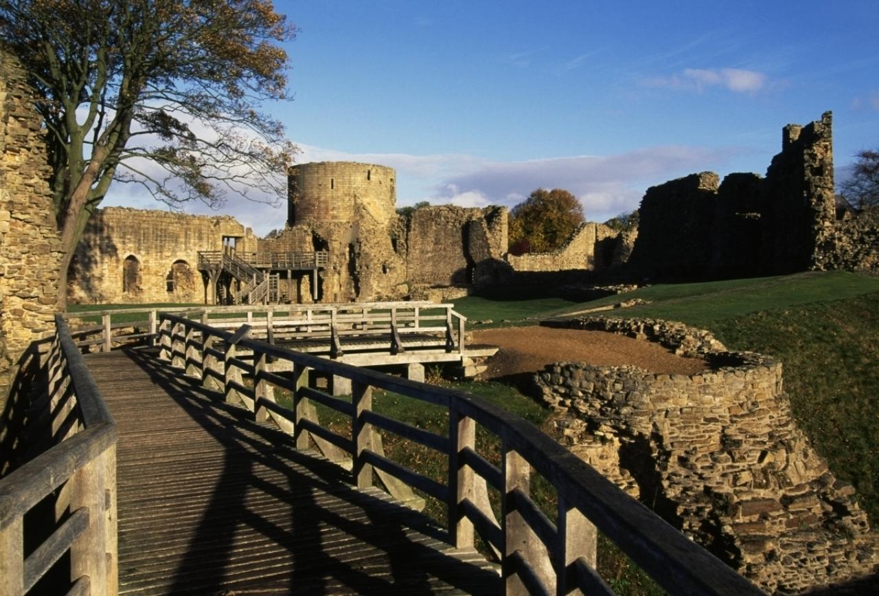 UNITED KINGDOM - JANUARY 22: View of the ruins of Barnard Castle, Durham, England. United Kingdom, 12th century. (Photo by DeAgostini/Getty Images)