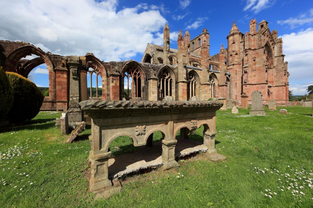 Scotland. Cloister Melrose. Melrose Abbey. Builds About 1136. Graves. (Photo by: Bildagentur-online/Universal Images Group via Getty Images)