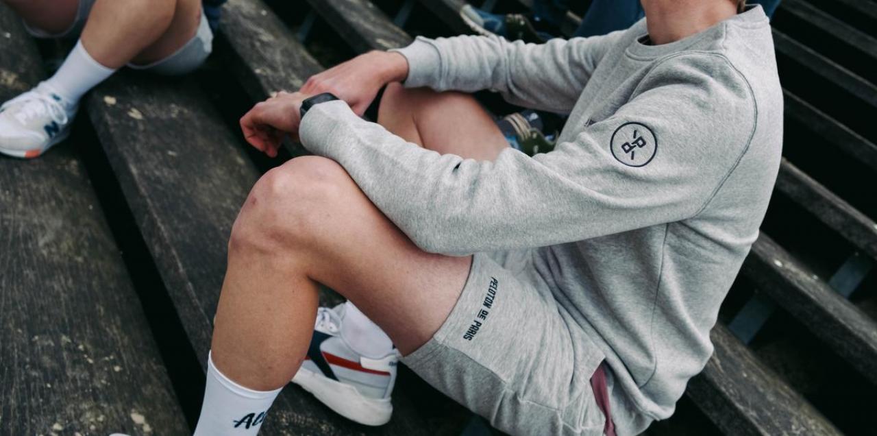 Casual short (64,95 euro) en sweater (69,95 euro), van Peloton de Paris.