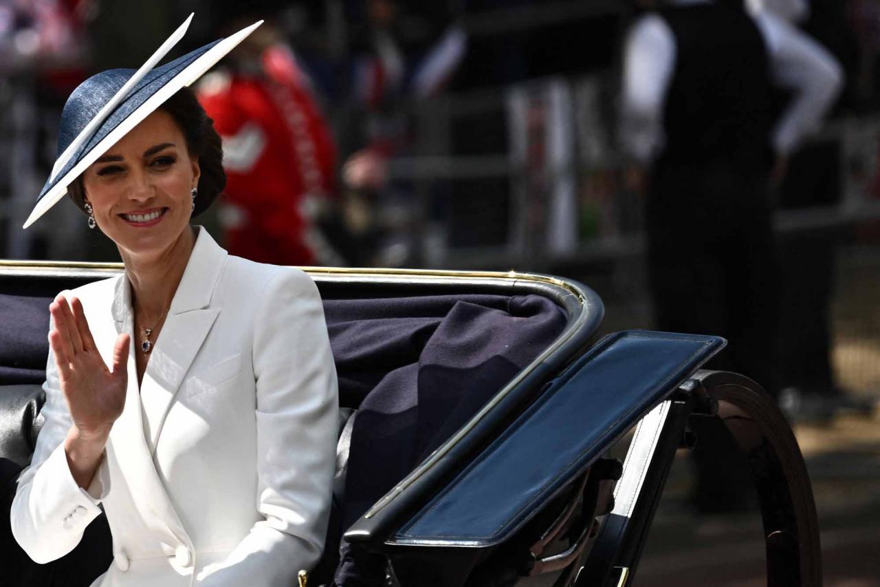 Britain's Catherine, Duchess of Cambridge, waves to the public as she arrives on a carriage to attend the Queen's Birthday Parade, the Trooping the Colour, as part of Queen Elizabeth II's platinum jubilee celebrations, in London on June 2, 2022. - Huge crowds converged on central London in bright sunshine on Thursday for the start of four days of public events to mark Queen Elizabeth II's historic Platinum Jubilee, in what could be the last major public event of her long reign. (Photo by Ben Stansall / AFP)