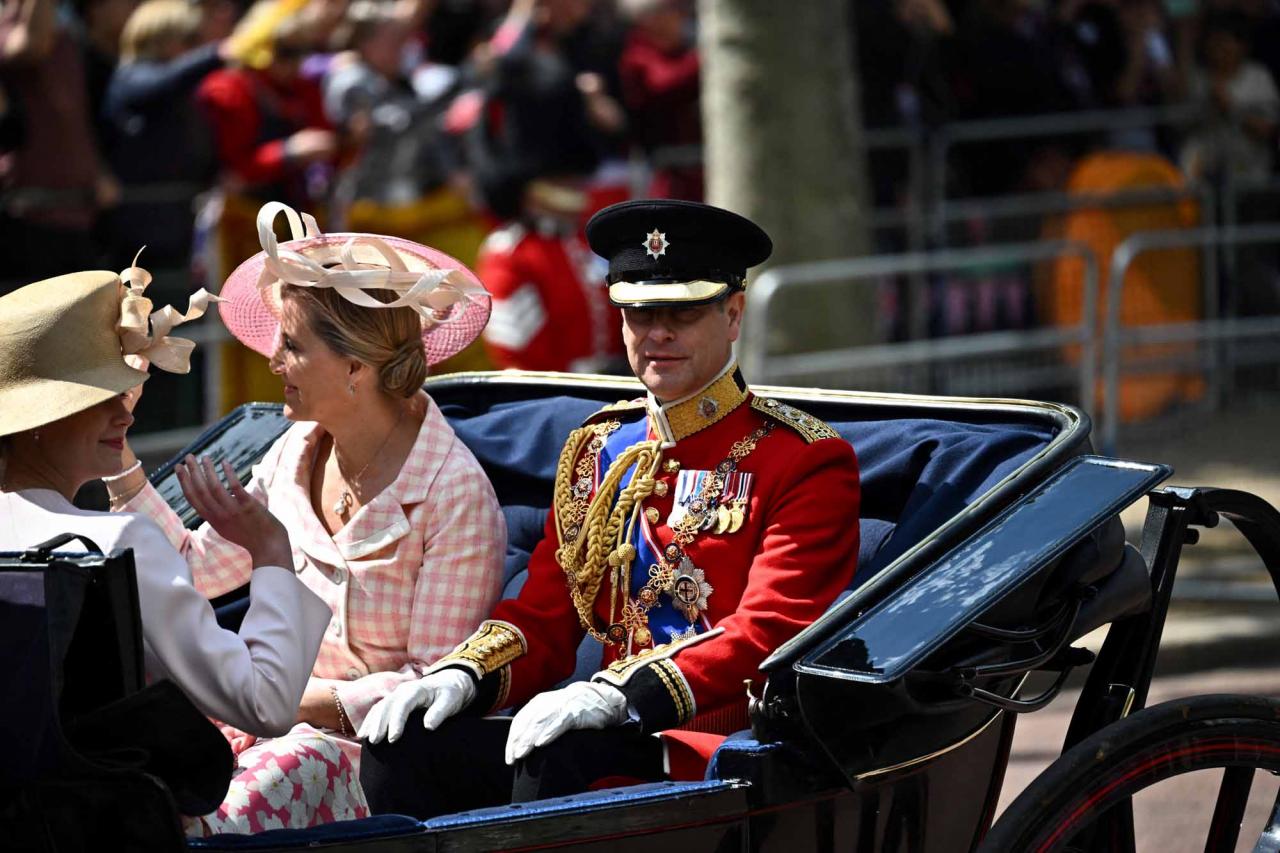 Britain's Prince Edward, Earl of Wessex (R), Britain's Sophie, Countess of Wessex, (C) and Britain's Lady Louise Windsor travel in a horse-drawn carriage during the Queen's Birthday Parade, the Trooping the Colour, as part of Queen Elizabeth II's platinum jubilee celebrations, in London on June 2, 2022. - Huge crowds converged on central London in bright sunshine on Thursday for the start of four days of public events to mark Queen Elizabeth II's historic Platinum Jubilee, in what could be the last major public event of her long reign. (Photo by Ben Stansall / AFP)