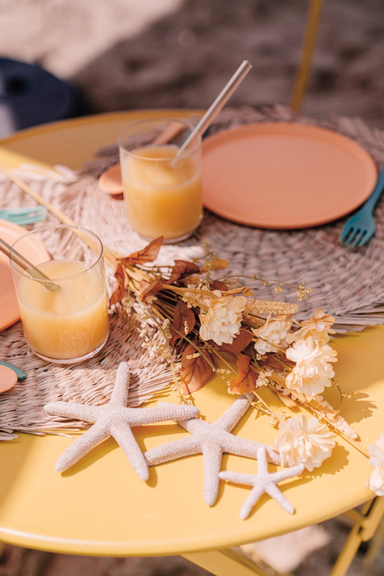 Borden, glazen, theekopjes, onderleggers, een tafeltje binnen én buiten: alles is aanwezig om in of aan de caravan te ontbijten, lunchen, aperitieven én te dineren.