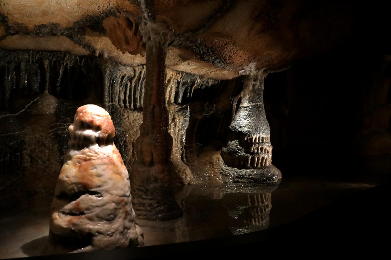 ©PHOTOPQR/LA PROVENCE/VALERIE VREL ; Marseille ; 04/06/2022 ; Ouverture officielle de Cosquer Méditerranée, en ce 4/06/2022, le public est au rendez-vous pour la visite de la réplique de la Grotte COSQUER, grotte datant d'environ 30000 ans découverte par Henri, plongeur, qui l'a vue pour la première fois en 1985. Une grotte où l'art pariétal est superbement représenté : chevaux, pinguouins, tigres...
Ici les premiers visiteurs, ravis de leur expérience. -


Marseille, France, june 4th 2022 Cosquer Méditerranée is the replica of the Grotte Cosquer, a prehistoric cave located in the creeks of Marseille. Opening on June 4, 2022