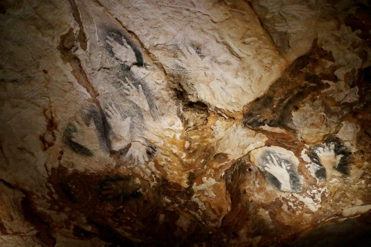 ©PHOTOPQR/LA PROVENCE/VALERIE VREL ; Marseille ; 04/06/2022 ; Ouverture officielle de Cosquer Méditerranée, en ce 4/06/2022, le public est au rendez-vous pour la visite de la réplique de la Grotte COSQUER, grotte datant d'environ 30000 ans découverte par Henri, plongeur, qui l'a vue pour la première fois en 1985. Une grotte où l'art pariétal est superbement représenté : chevaux, pinguouins, tigres...
Ici les premiers visiteurs, ravis de leur expérience. -


Marseille, France, june 4th 2022 Cosquer Méditerranée is the replica of the Grotte Cosquer, a prehistoric cave located in the creeks of Marseille. Opening on June 4, 2022