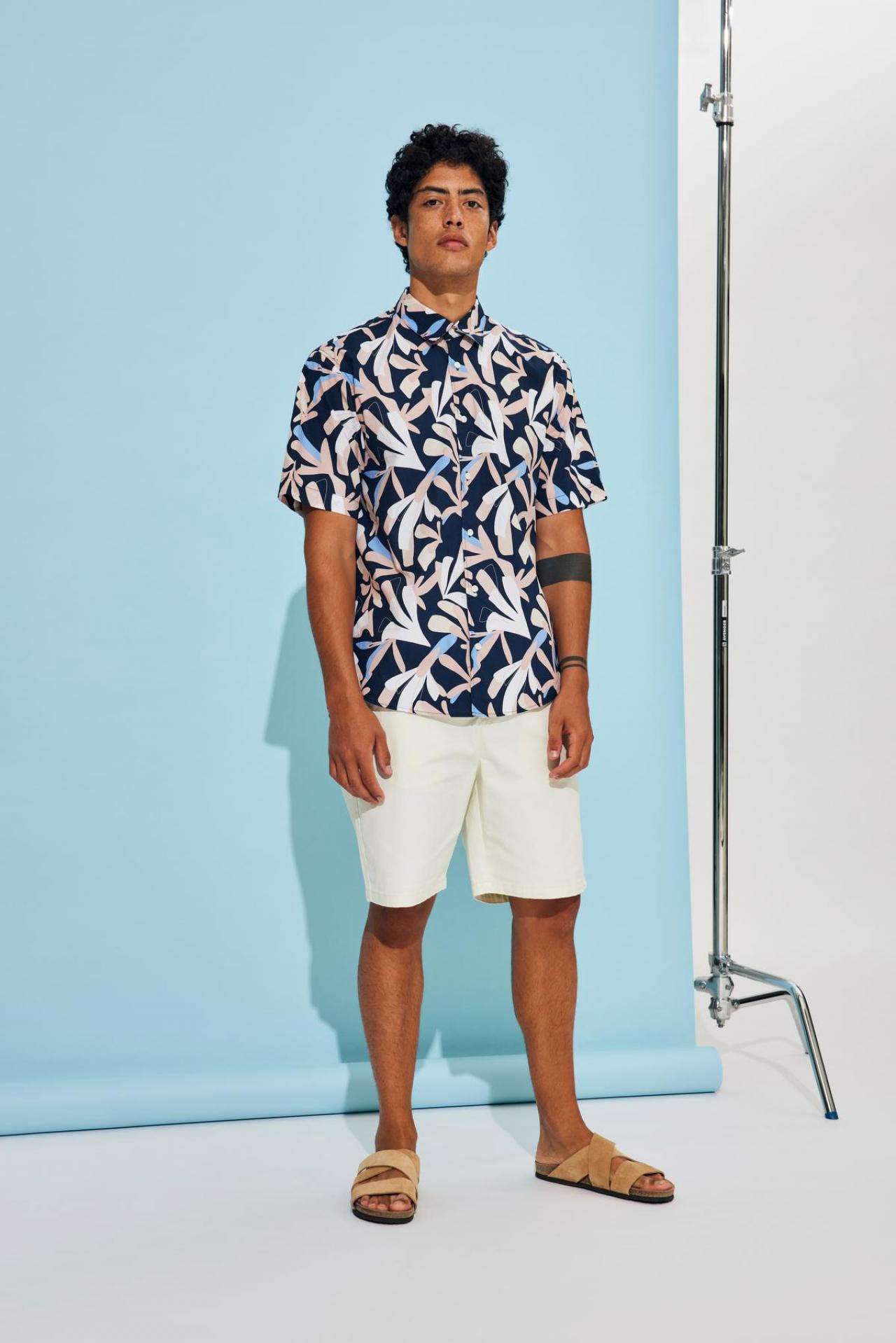 Statement-hemdCoole beach-partylook: bedrukt hemd (39,99 euro) en short (39,99 euro), van Selected Homme