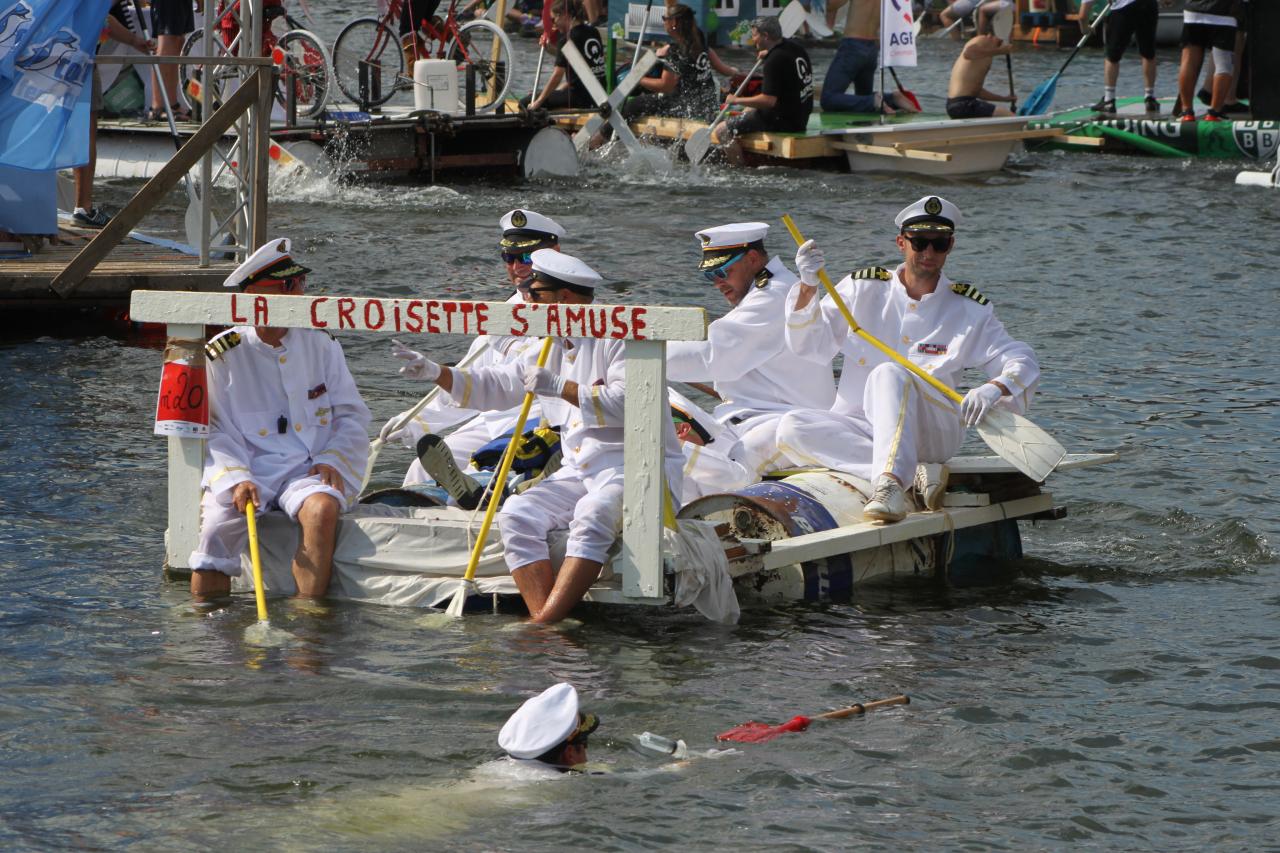 Illustration shos the traditional bathtub regatta in Dinant, on the Meuse river, Monday 15 August 2022.
BELGA PHOTO SEBASTIEN MONMART