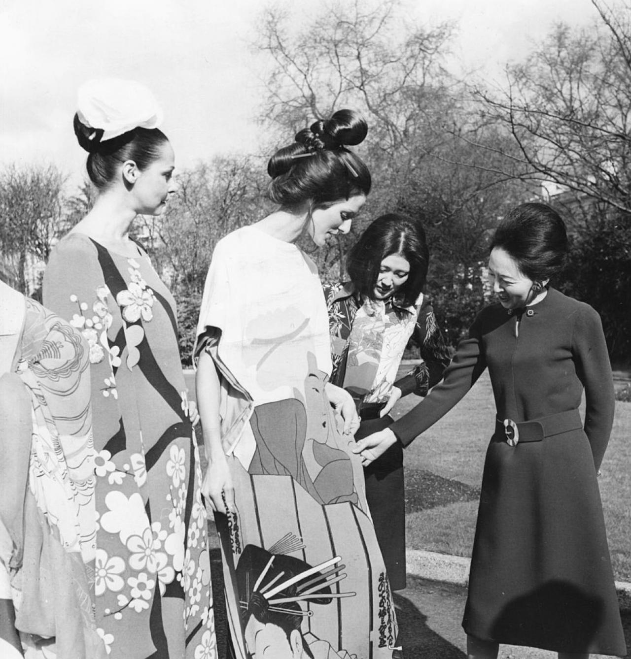 Ambassadeursvrouw Madame Yukawa (R), praat met designer Hanae Mori en enkele modellen tijdens een privé modeshow in de tuin van de Japanse ambassade in Londen, 1972.