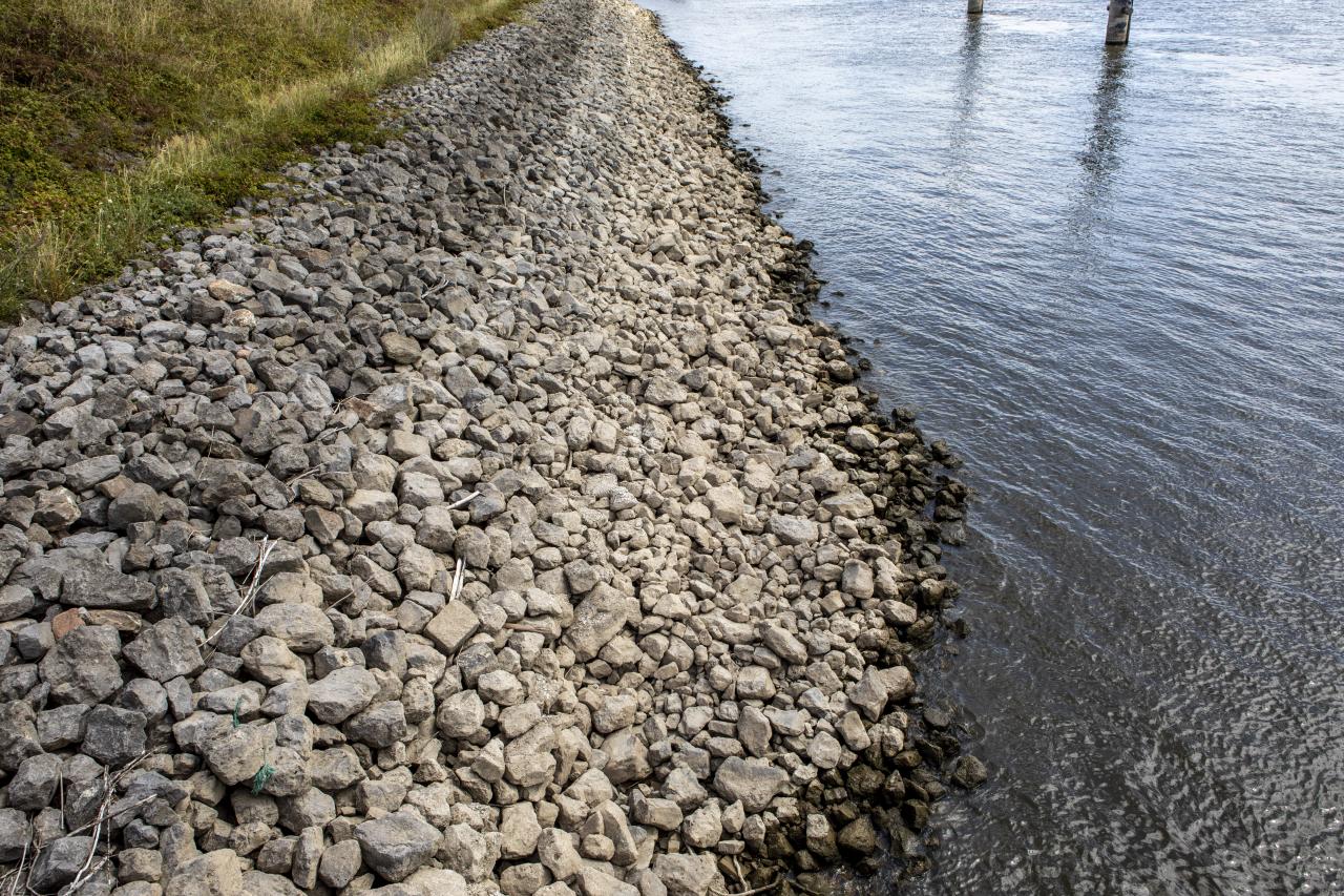 Nederland, Lobith Tolkamer, 08-08-2022- Het water in rivier de Rijn staat extreem laag door aanhoudende droogte. Er is een officieel watertekort in Nederland. Er wordt ook geen neerslag verwacht aankomende week. De hele binnenvaartsector heeft last van de lage waterstand. Foto: ANP/Hollandse Hoogte/Manon Bruininga