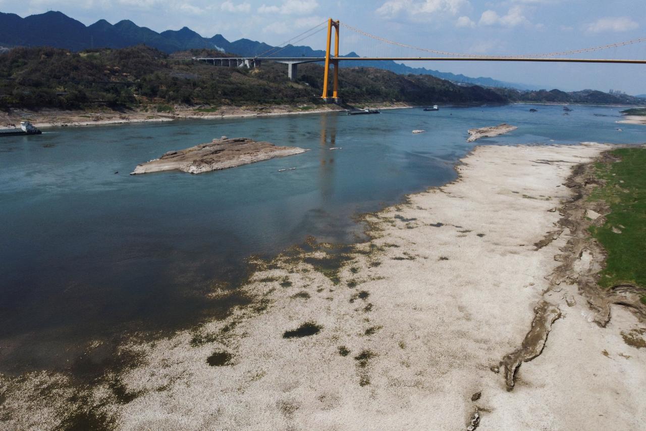 Een luchtfoto toont de Yangtze-rivier die een record laag waterpeil nadert tijdens een regionale droogte in Chongqing, China op 20 augustus 2022. @Reuters.