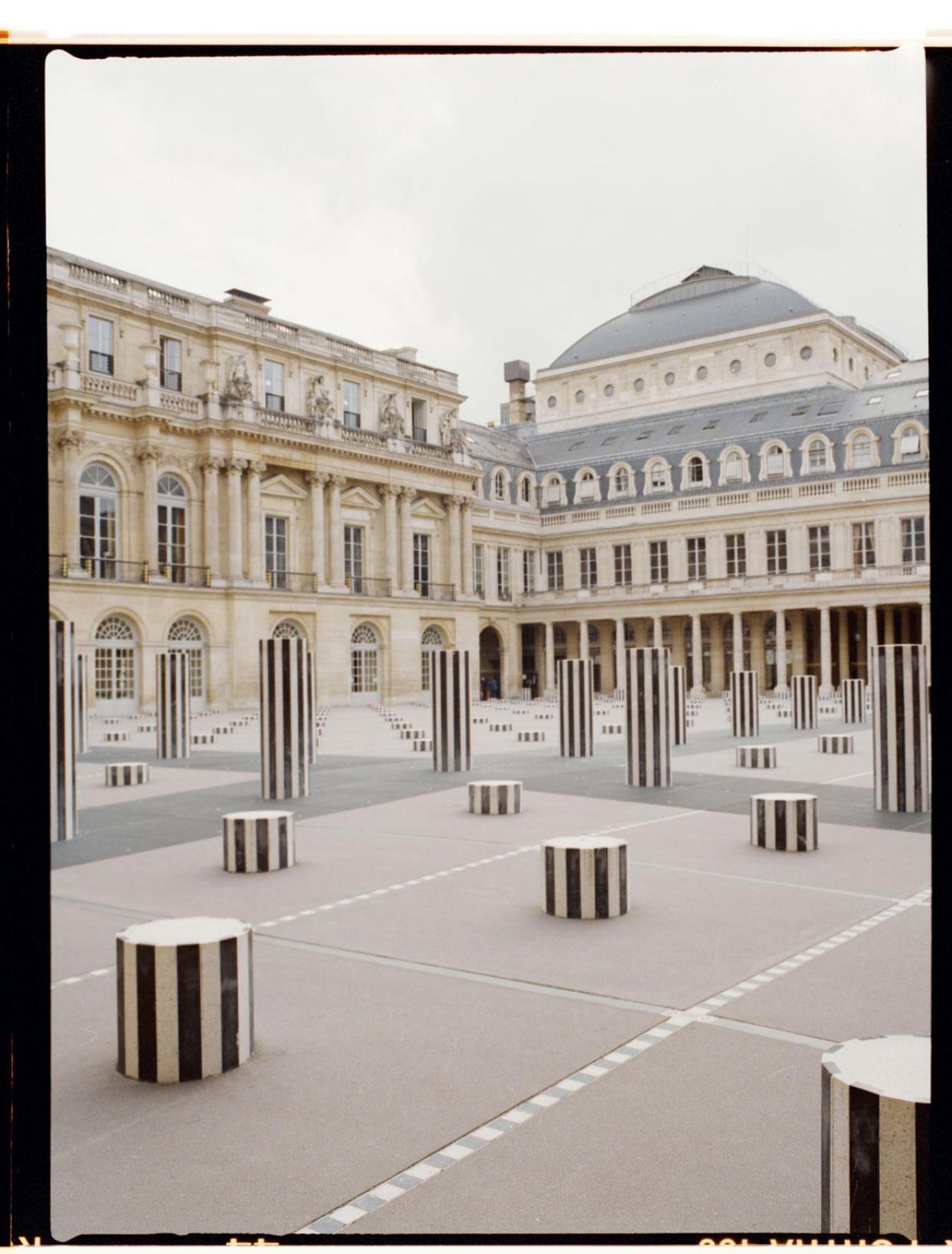 Dans la cour du Palais Royal, sur les colonnes de Buren, une dream team. Thomas Tistounet, le fondateur du showroom Untitled, accompagne les premiers pas de Cyril Bourez sur la scène mode.
