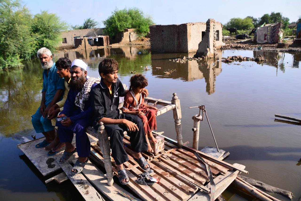 MATIARI, PAKISTAN - AUGUST 29: Pakistani flood victims are seen at a safer place surrounded by floodwater in Matiari, Sindh province, Pakistan on August 29, 2022. (Photo by Shakeel Ahmad/Anadolu Agency via Getty Images)